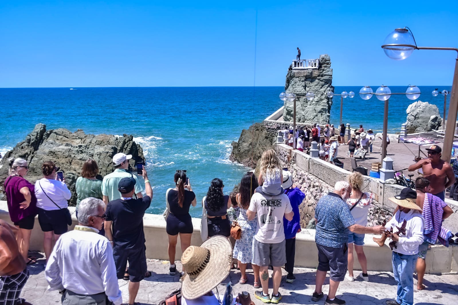 -	Los cruceristas disfrutaron de las bellezas, cultura y gastronomía que el puerto ofrece.