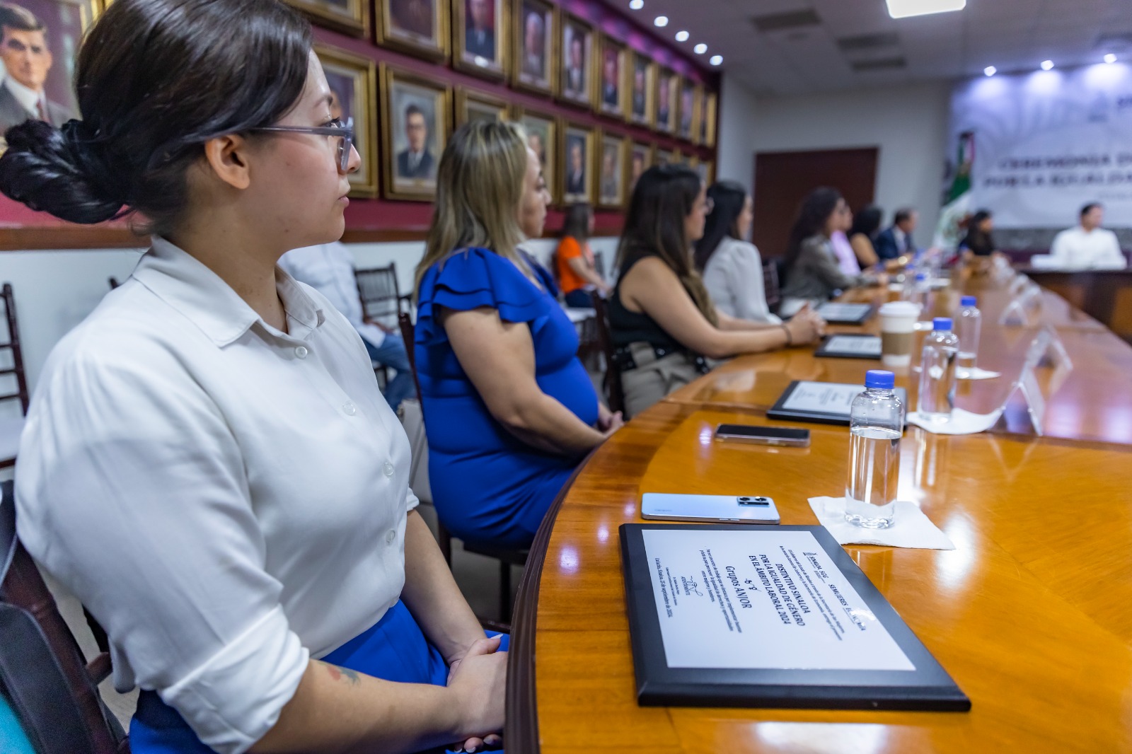 Con la finalidad de avanzar en el establecimiento de condiciones que propicien la igualdad de derechos y oportunidades para las mujeres y hombres en el ámbito laboral, el gobernador Rubén Rocha Moya, acompañado de Javier Gaxiola Coppel y Ana Francis Chiquite titulares de la Secretaría de Economía y de las Mujeres respectivamente, entregaron el distintivo Sinaloa por la Igualdad de Género en el Ámbito Laboral 2024 a 27 empresas sinaloenses.