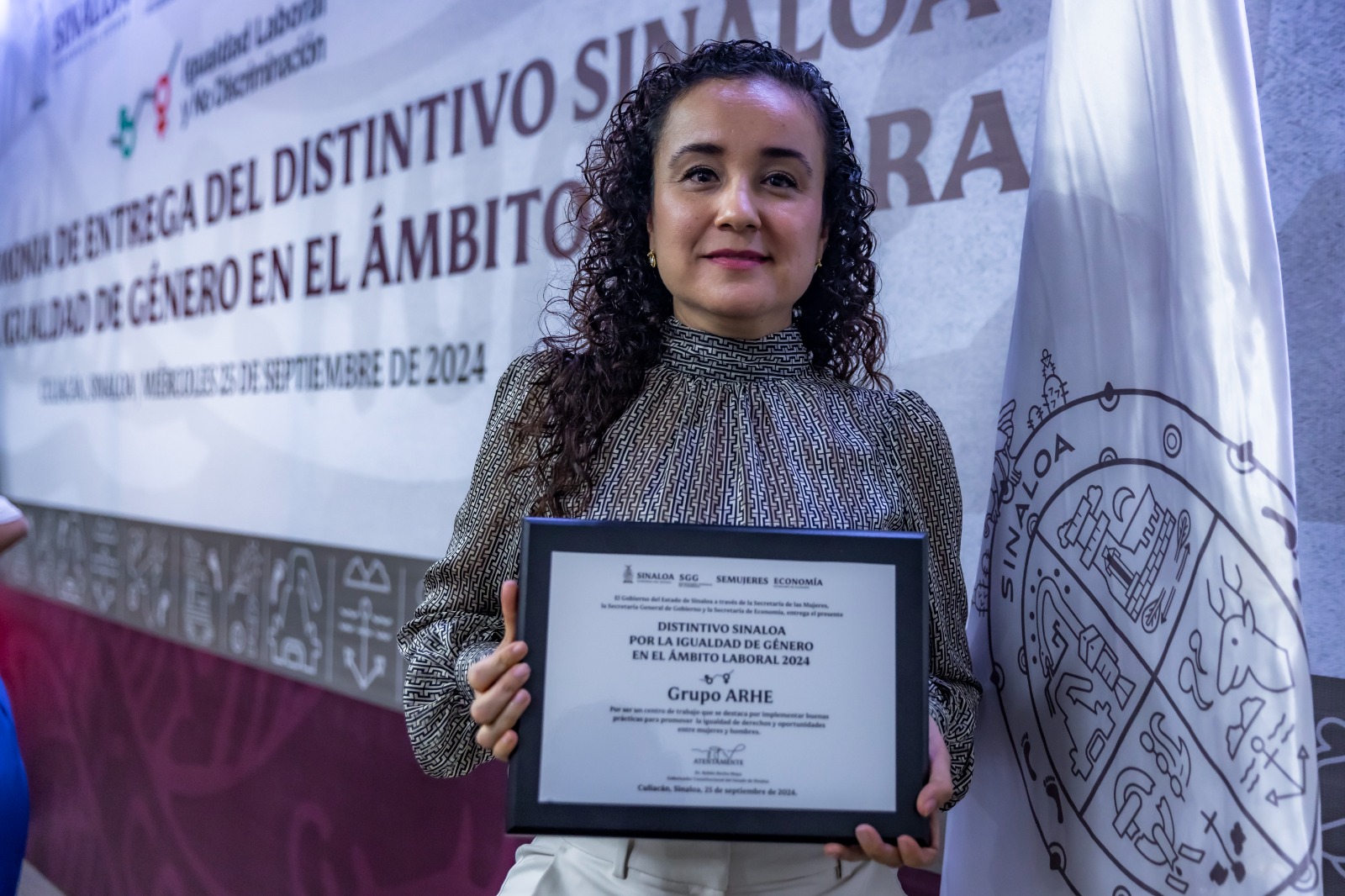 Con la finalidad de avanzar en el establecimiento de condiciones que propicien la igualdad de derechos y oportunidades para las mujeres y hombres en el ámbito laboral, el gobernador Rubén Rocha Moya, acompañado de Javier Gaxiola Coppel y Ana Francis Chiquite titulares de la Secretaría de Economía y de las Mujeres respectivamente, entregaron el distintivo Sinaloa por la Igualdad de Género en el Ámbito Laboral 2024 a 27 empresas sinaloenses.