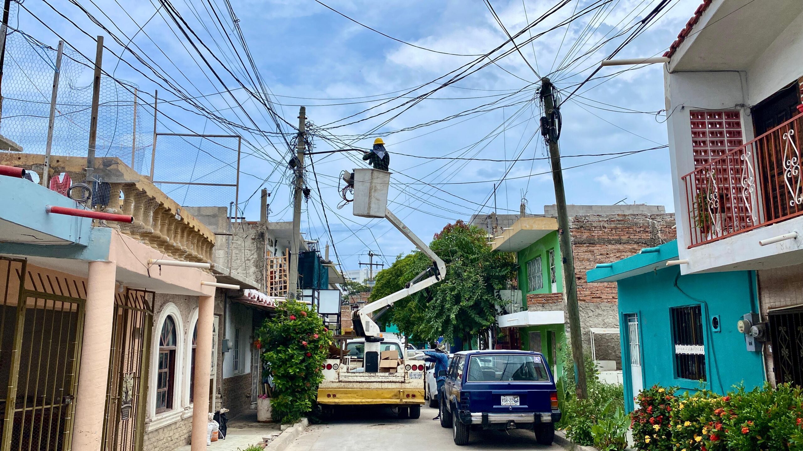 La instalación de lámparas LED no solo mejora la visibilidad en las calles, sino que también reduce el consumo energético y brinda tranquilidad a los habitantes al transitar.