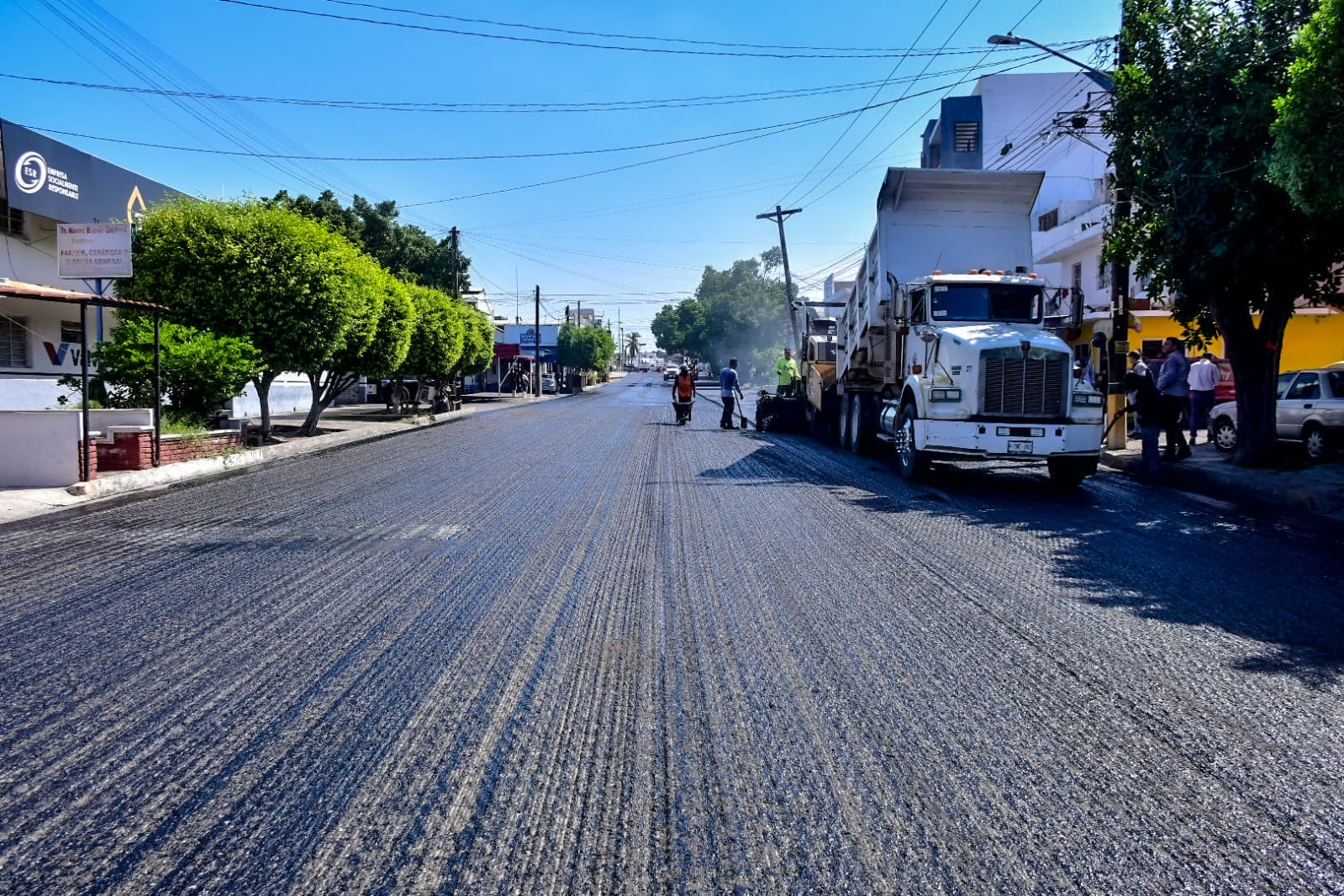 Comerciantes y vecinos celebran los trabajos para renovar la carpeta asfáltica que estaba muy deteriorada.