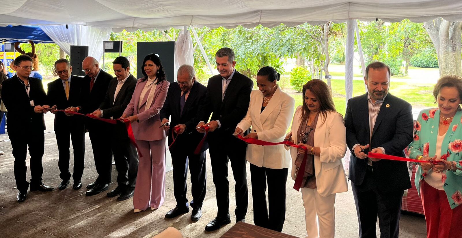 La Secretaría de Turismo de Sinaloa participa en el II Foro Mundial de Relaciones Públicas y Protocolo, que se realiza en el Centro Universitario de Ciencias Económico Administrativas (CUCEA) de la Universidad de Guadalajara, los días 26 y 27 de septiembre. Guadalajara, Jalisco, 26 de sept., de 2024.- La Secretaría de Turismo de Sinaloa participa en el II Foro Mundial de Relaciones Públicas y Protocolo, que se realiza en el Centro Universitario de Ciencias Económico Administrativas (CUCEA) de la Universidad de Guadalajara, los días 26 y 27 de septiembre. El representante de la SECTUR Sinaloa, Ricardo Velarde Cárdenas, informó que este evento se lleva a cabo con la participación de 300 profesionales de 21 países y más de 21 mil estudiantes, y se aprovechará el espacio para impulsar la promoción de los destinos que suma su Estado para que efectúen este tipo de programas. Agregó que en las ciudades de Mazatlán, Culiacán y Los Mochis, los grandes polos de desarrollo de la entidad, han sido sede de programas de la industria de reuniones con éxito, lo que las ubican ahora como sitios preferidos para su realización. Además cuentan con recintos y espacios adecuados que reúnen las condiciones que se requieren, con profesionales en el área para dar la atención adecuada. Sinaloa, dijo el funcionario estatal, cuenta con sitios encantadores que atraen al turismo; atracciones que cambian a la vista, desde la playa a la montaña, con hotelería de primer nivel, una buena conectividad aérea, marítima y terrestre que garantizan una mejor comunicación, además del trato amable de su gente; la exquisita y mundialmente reconocida gastronomía, entre otros factores, ayudan a que nos elija para las convenciones o congresos que se llevan a cabo. Con la industria de reuniones se ha logrado un buen equilibrio, posicionándose en el sector turístico como un significativo detonante de ingresos, trabajos e inversión, y la llegada de un buen número de visitantes, aseveró. En el foro que se efectúa en la UdeG, la SECTUR promociona los atractivos que tienen, además de ofrecer una degustación a base de mariscos, para que la gente saboree y conozca el sabor de la entidad, añadió Velarde Cárdenas. El programa abarca citas de negocios, expo productos y servicios, con jornadas académicas y networking de vinculación empresarial y turismo.