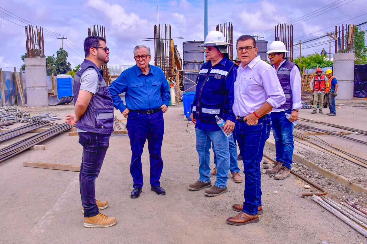 El mandatario estatal realizó una supervisión por los trabajos de construcción de la avenida Insurgentes y del puente sobre la avenida Luis Donaldo Colosio.