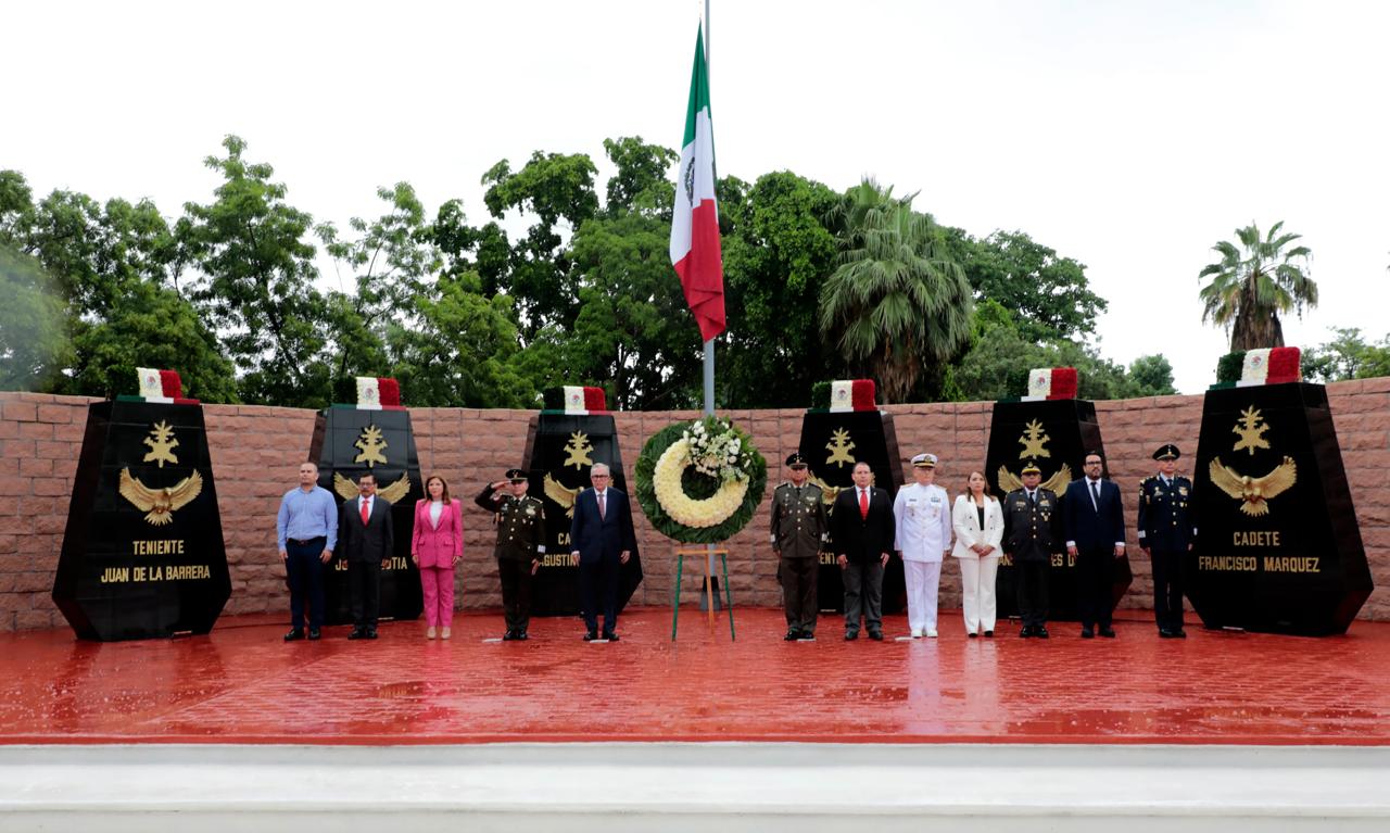 El gobernador del Estado Dr. Rubén Rocha Moya, acompañado del General de División Diplomado de Estado Mayor Francisco Jesús Leana Ojeda, Comandante de la Tercera Región Militar y del Comandante de la Novena Zona Militar, General de Brigada Diplomado de Estado Mayor Porfirio Fuentes Vélez presidieron el acto conmemorativo del 177 aniversario de la Gesta Heroica de los Niños Héroes de Chapultepec.