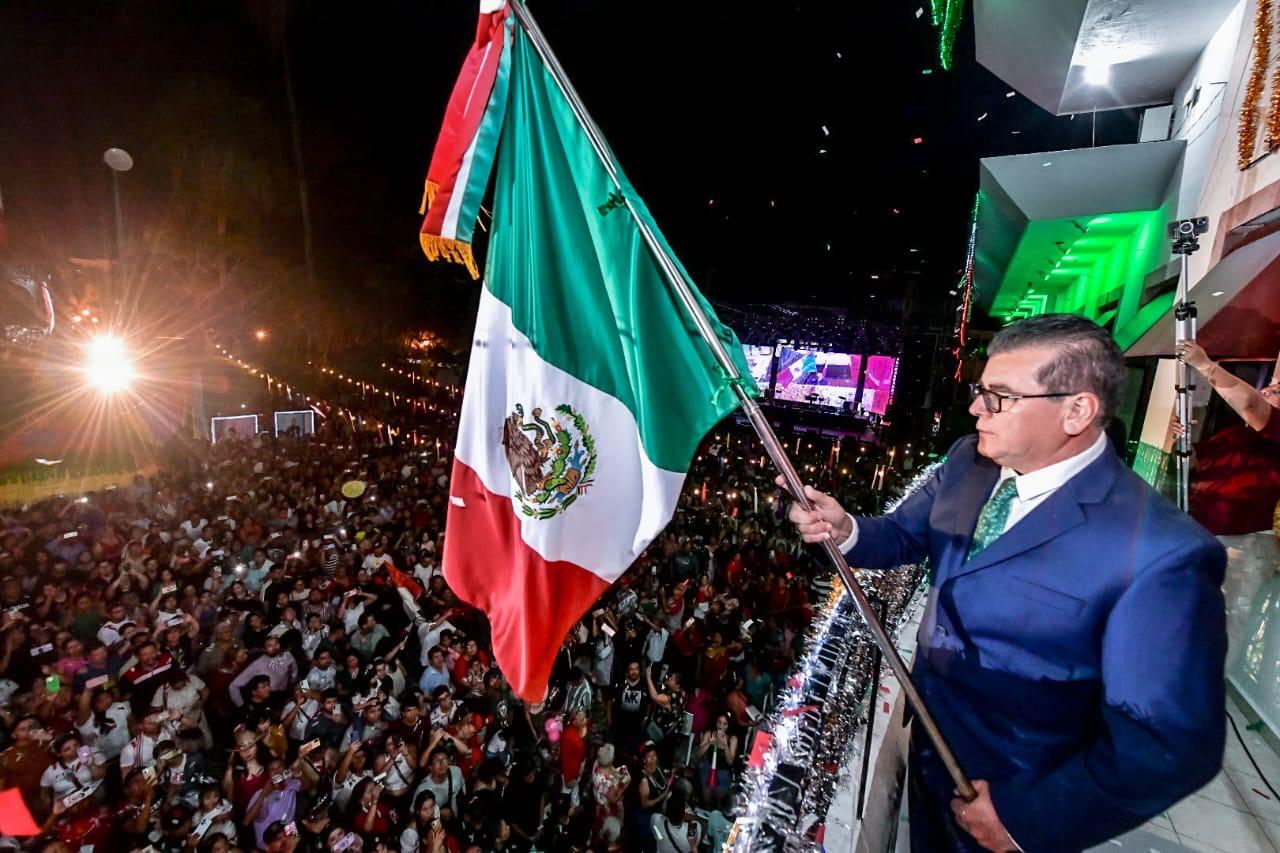 Alcalde Edgar González encabeza la ceremonia del Grito de Independencia y miles de personas corean al unísono el ¡Viva México!.