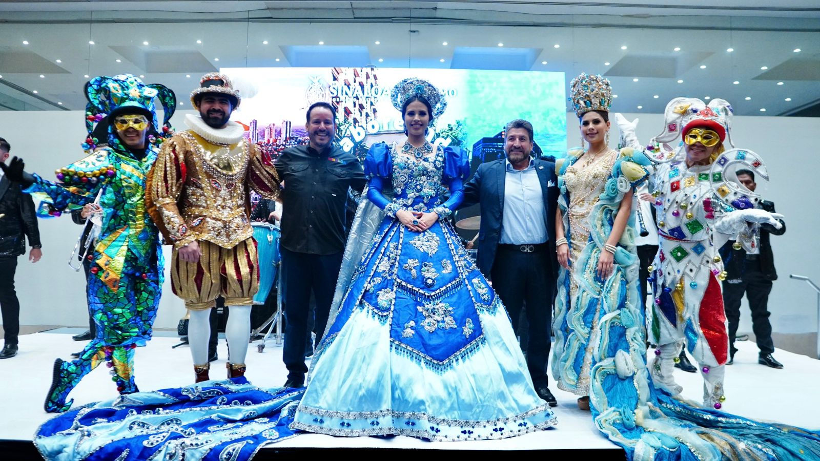 Siu Ling Cotero Chío, Reina de los Juegos Florales 2024; el príncipe real Benjamín López, y la princesa real Catalina Castellanos, representaron con orgullo al Carnaval Internacional Mazatlán en Ciudad Juárez, Chihuahua. Acompañaron a Ricardo Velarde, titular de Sectur-Sinaloa, en la presentación del programa Saboreando Sinaloa, destinado a atraer turismo del norte del país.