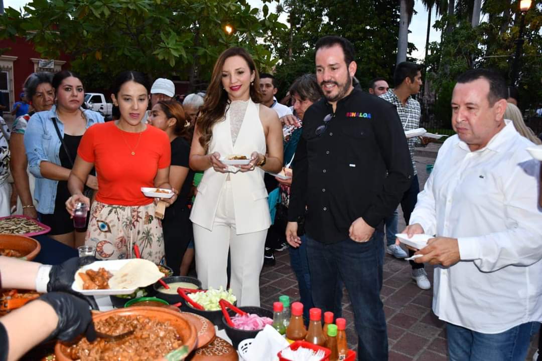 Con un cerrojazo de oro culminaron los festejos del 430 aniversario de la Misión Jesuita de Mocorito, en donde el representante de la Secretaría de Turismo, Ricardo Velarde Cárdenas y la presidenta municipal, María Elizalde Ruelas, entregaron el galardón de Orgullo Sinaloense a “Los 2 de la S”, Omar Tarazón y Juan Pablo Zazueta, originarios de esta localidad, quienes con las letras de su música han transcendido las fronteras de nuestro país.