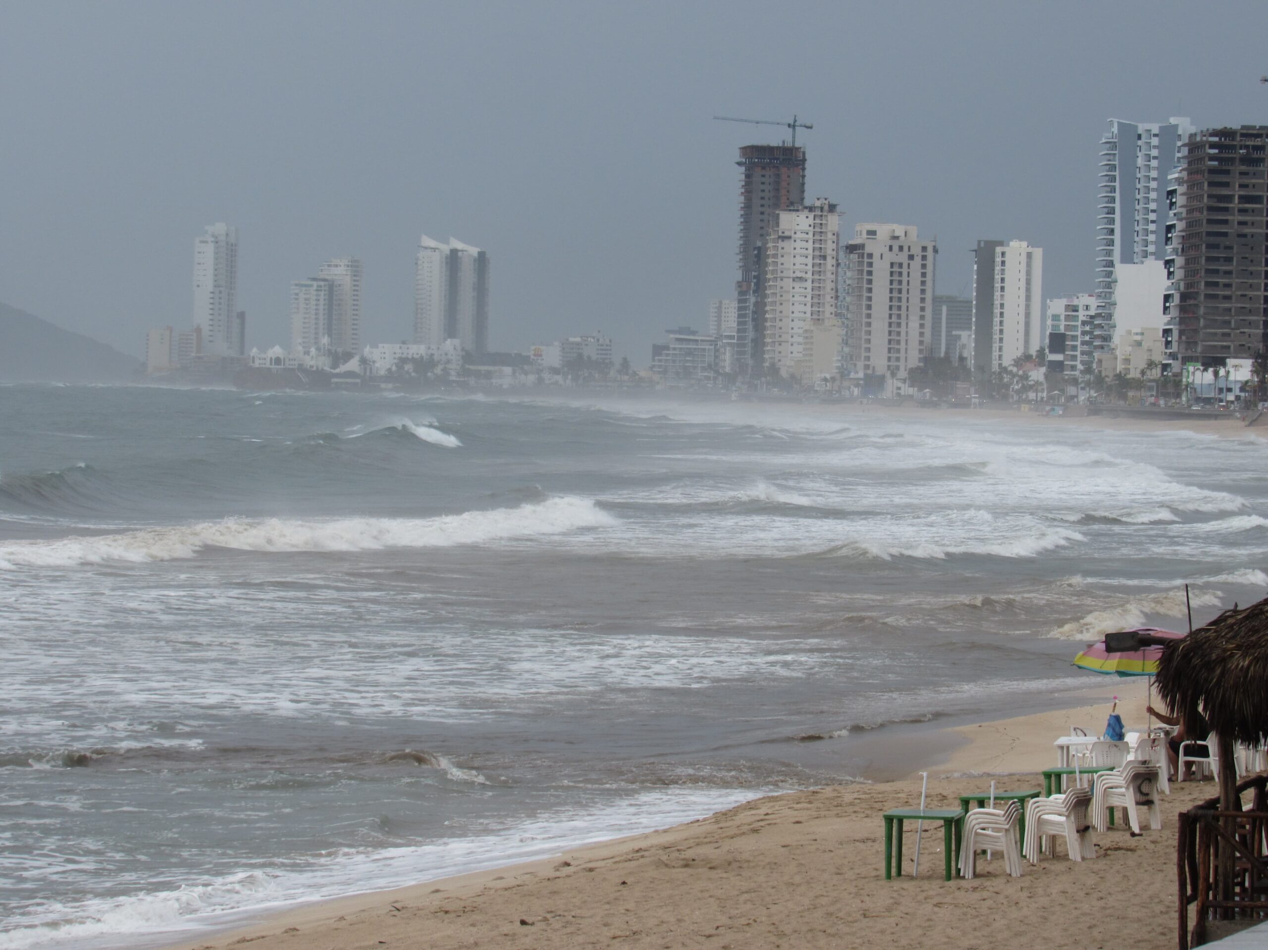 Continuarán las lluvias de moderadas a intensas durante el transcurso del día para Mazatlán, Coordinador de Protección Civil.