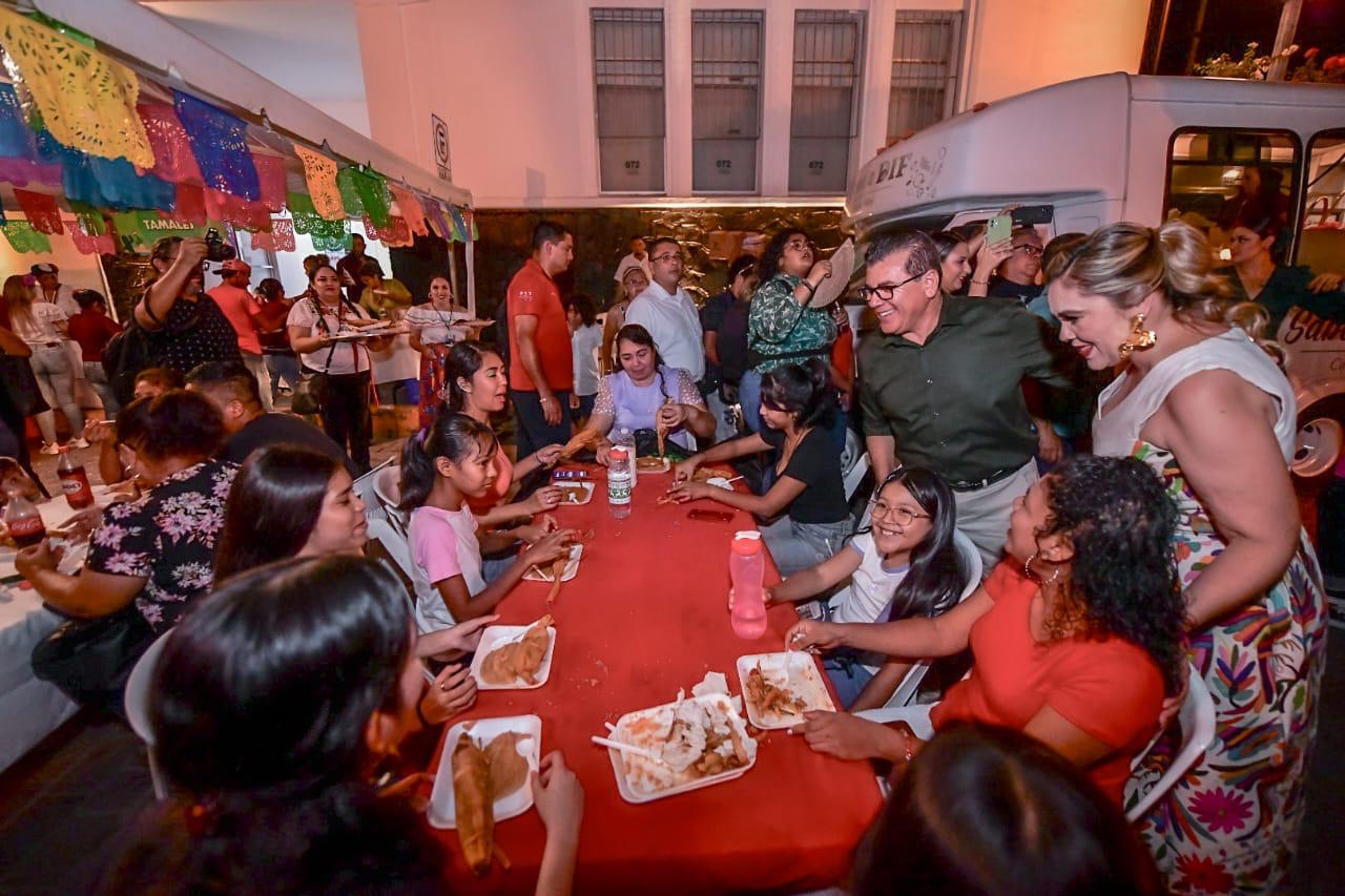 El Alcalde Edgar González y la Presidenta del DIF, María Teresa Apodaca de González, recorrieron el área de fiesta llena de diversión previo al grito en la Plazuela República..