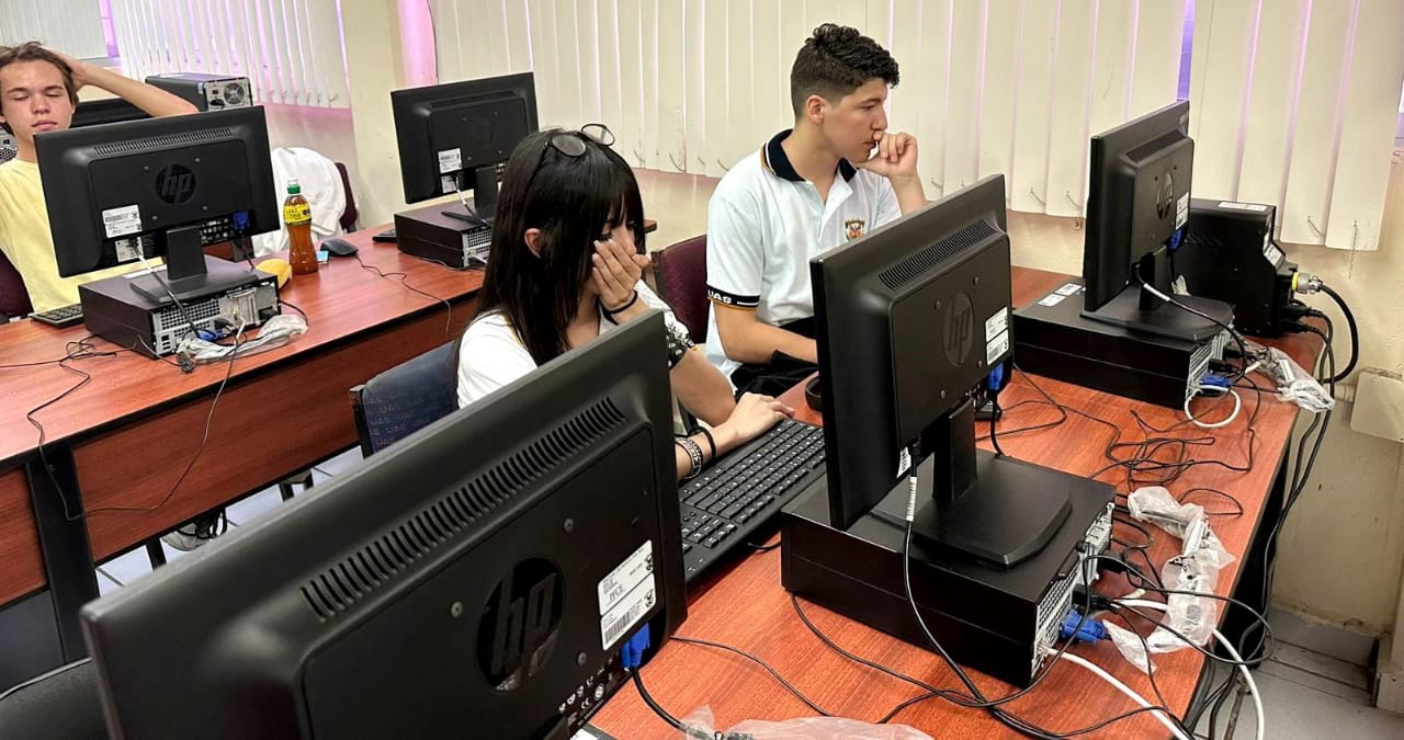 La Unidad Académica Preparatoria "Rubén Jaramillo" de la Universidad Autónoma de Sinaloa (UAS), en la Unidad Regional Sur (URS), participó con éxito mediante sus estudiantes en la tercera y última etapa de la Olimpiada Sinaloense de Informática 2023-2024, categoría bachillerato.