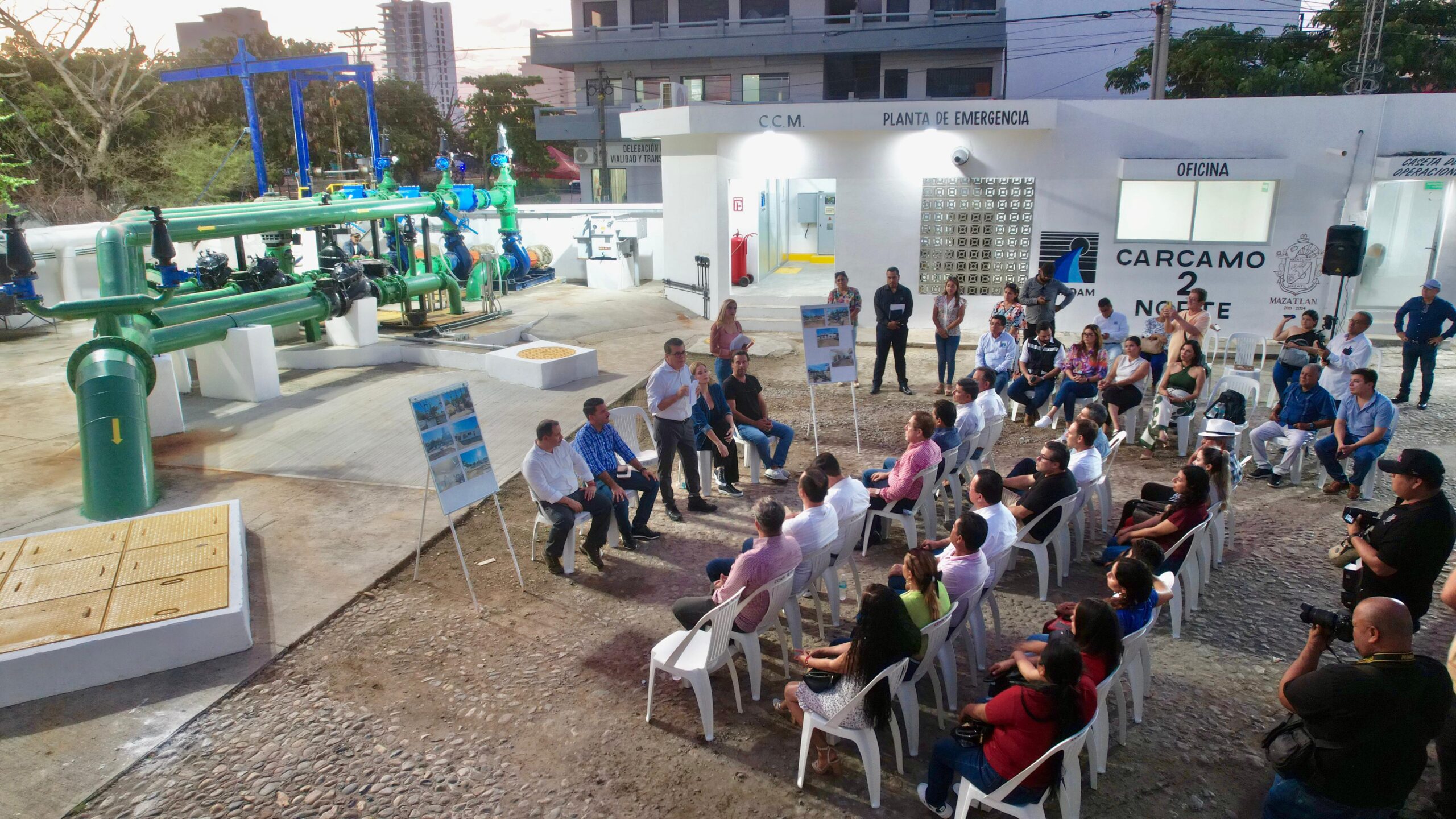Satisfecho porque entregó a los mazatlecos el Cárcamo de Rebombeo 2 Norte de JUMAPAM modernizado y equipado con tecnología de punta, el séptimo del trienio, el Alcalde Edgar González hizo un llamado a la iniciativa privada porteña a continuar con el proyecto de rescatar y modernizar el sistema de drenaje de la ciudad, que, si se detiene, tendría un retroceso de 20 años.