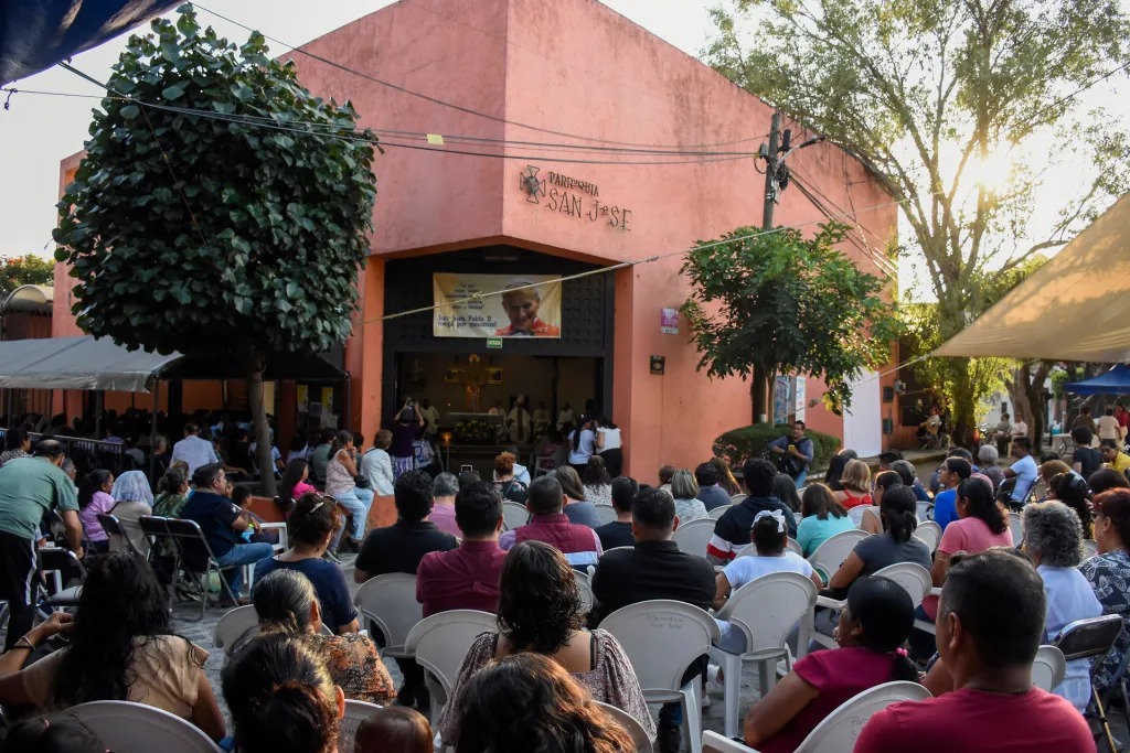 -	Las reliquias de San Juan Pablo II fueron depositadas en un nicho elaborado por la comunidad católica en la parroquia de San José, en Jiutepec, Morelos