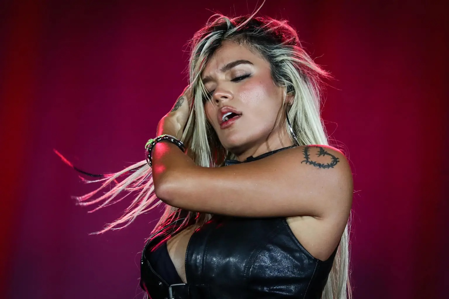 La colombiana Karol G superó este año, con ocho premios Latin Billboard, a sus principales rivales, el mexicano Peso Pluma y el puertorriqueño Bad Bunny, y se coronó como la ganadora de la gala, transmitida este domingo por Telemundo.