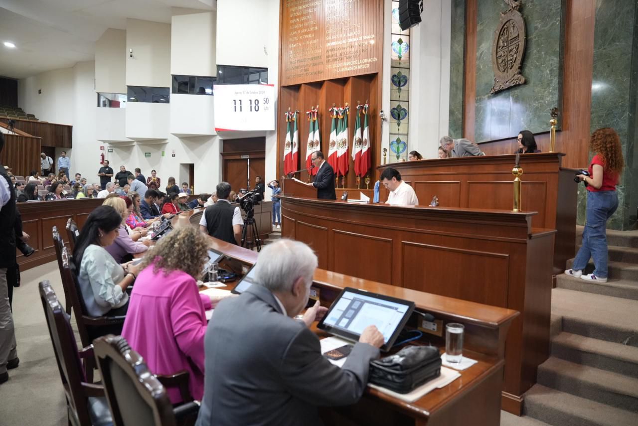 Diputadas y diputados del Congreso del Estado de Sinaloa aprobaron por unanimidad minuta del Senado de la República que reforma al artículo 28 de la Constitución Política de México, para que el Estado retome el control de las vías ferroviarias, específicamente para la prestación del servicio de pasajeros, algo que había sido descuidado desde la privatización del sector en los años noventa.