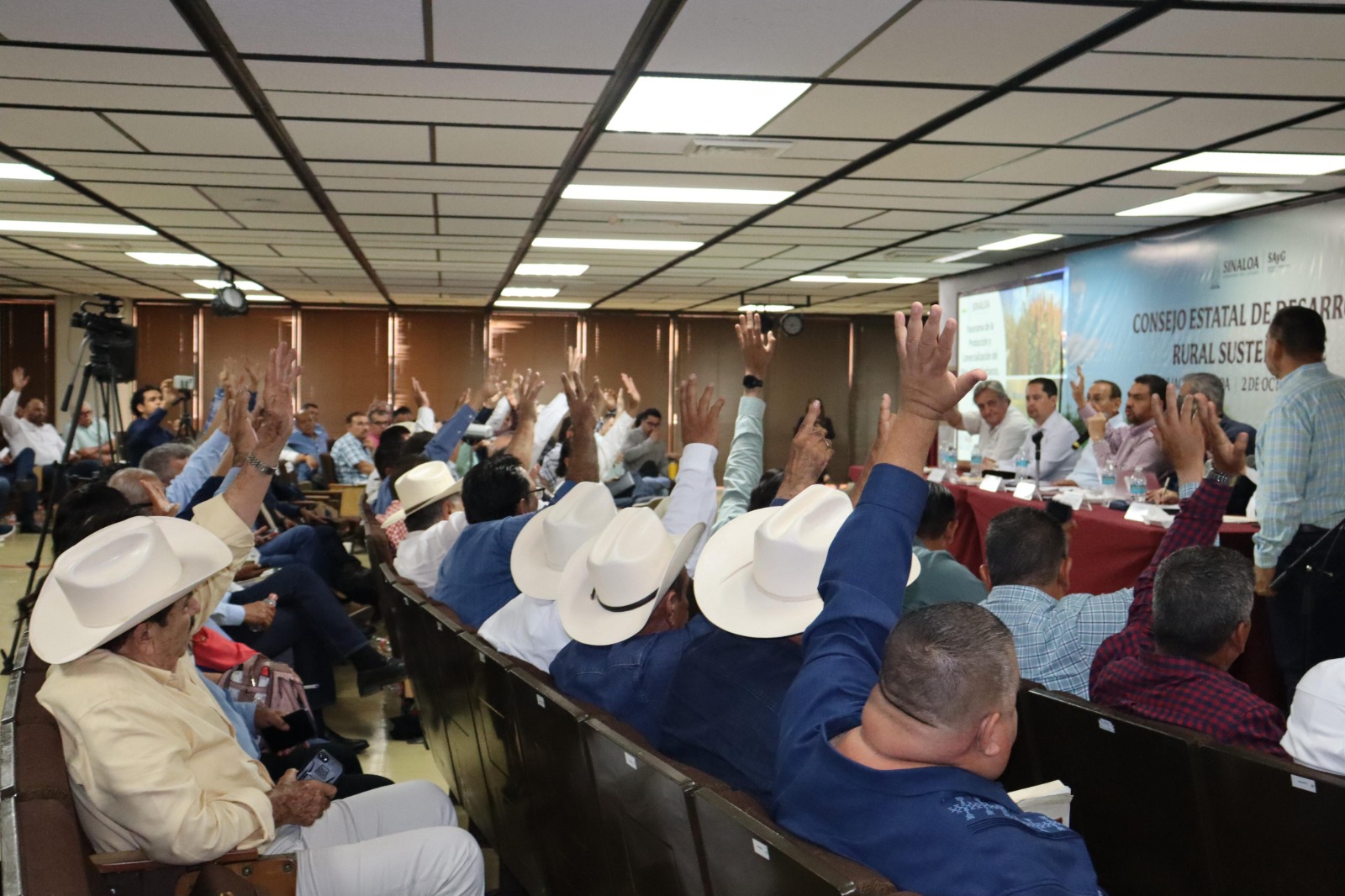 Con la asistencia del gobernador Rubén Rocha Moya, el pleno del Consejo Estatal de Desarrollo Rural Sustentable aprobó de manera unánime el plan tentativo de siembras para el ciclo agrícola Otoño-Invierno 2024/2025, que contempla una siembra de 490 mil hectáreas en todo Sinaloa, la mayor parte para el cultivo de maíz, con 295 mil hectáreas, tomando en consideración el volumen de almacenamiento de las presas, que es el 31.7 por ciento en promedio al corte del pasado domingo 29 de septiembre.