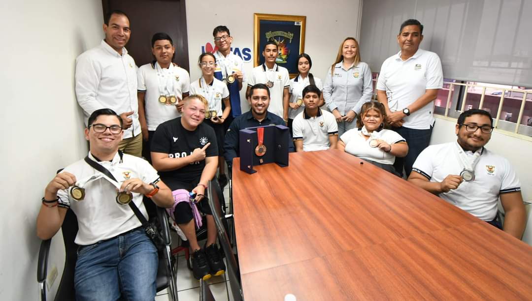 Con el fin de destacar los logros alcanzados, se realizó una reunión en las instalaciones de la Vicerrectoría, Unidad Regional Sur, en la que participaron jóvenes universitarios del programa ADIUAS, medallistas nacionales, así como una medallista paralímpica en los Juegos de París 2024.