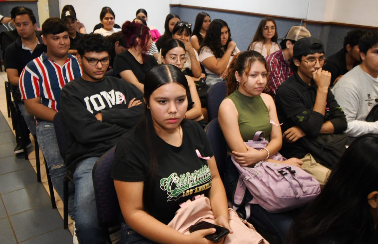 Para dar continuidad a la conmemoración del Día Mundial contra el Cáncer de Mama, la Facultad de Ciencias Sociales (FACISO) Mazatlán, en Coordinación con el Centro de Atención Estudiantil (CAE) de la Universidad Autónoma de Sinaloa (UAS) en la Unidad Regional Sur (URS); promovieron la conferencia “Cáncer de Mama”, concienciando sobre la prevención, detección temprana y tratamiento de esta enfermedad que afecta a millones de personas en todo el mundo.