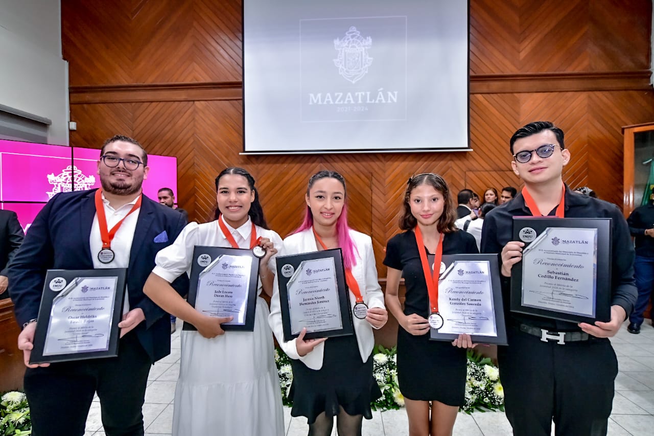 Sebastián Cedillo, Jazmín Hernández, Karoly González, Jade Durán y Óscar Heldriks fueron los jóvenes homenajeados en sesión solemne.