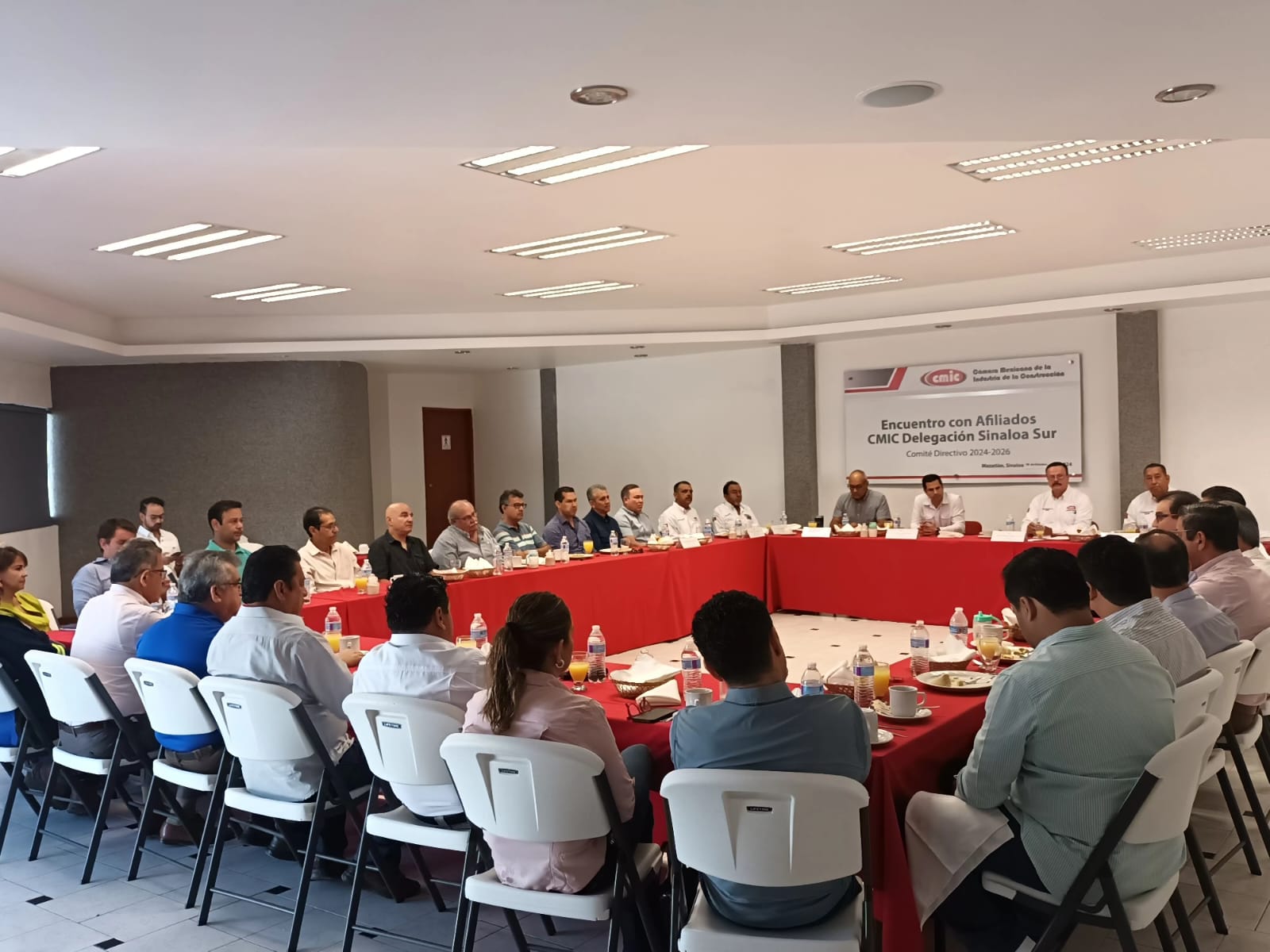 Constructores de CMIC se reúnen con el diputado local, Carlos Escobar Sánchez. Proponen gestionar reforma de la Ley de Obras Públicas, piden una ley de transparencia y equidad.