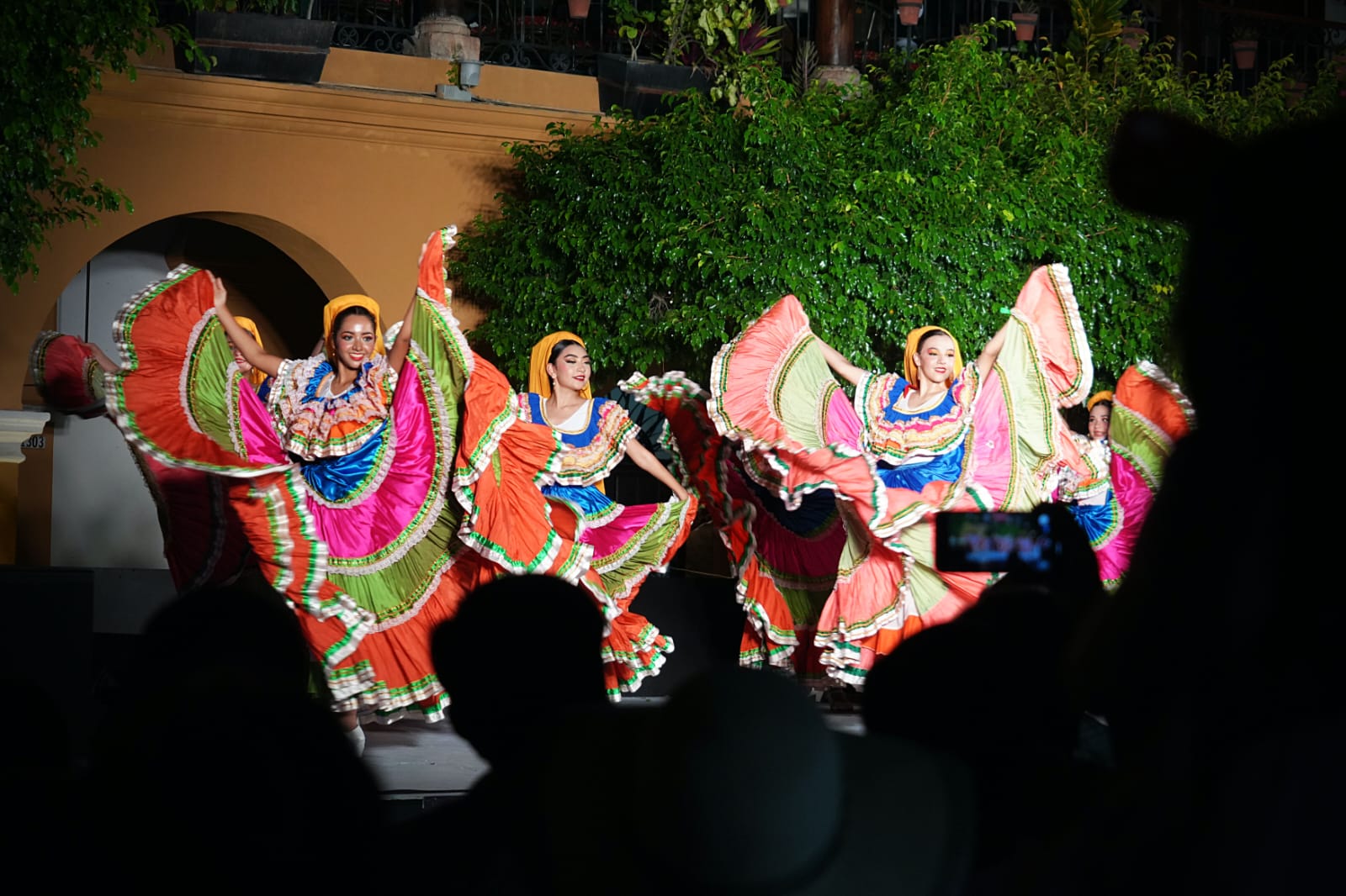 El maestro Javier Arcadia dirigió el espectáculo con la participación de 40 jóvenes artistas integrantes de la agrupación dedicada a preservar y promover la cultura folklórica de México.