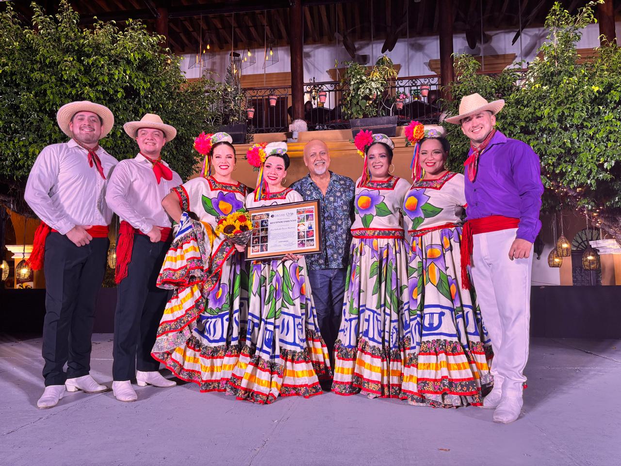 El maestro Javier Arcadia dirigió el espectáculo con la participación de 40 jóvenes artistas integrantes de la agrupación dedicada a preservar y promover la cultura folklórica de México.