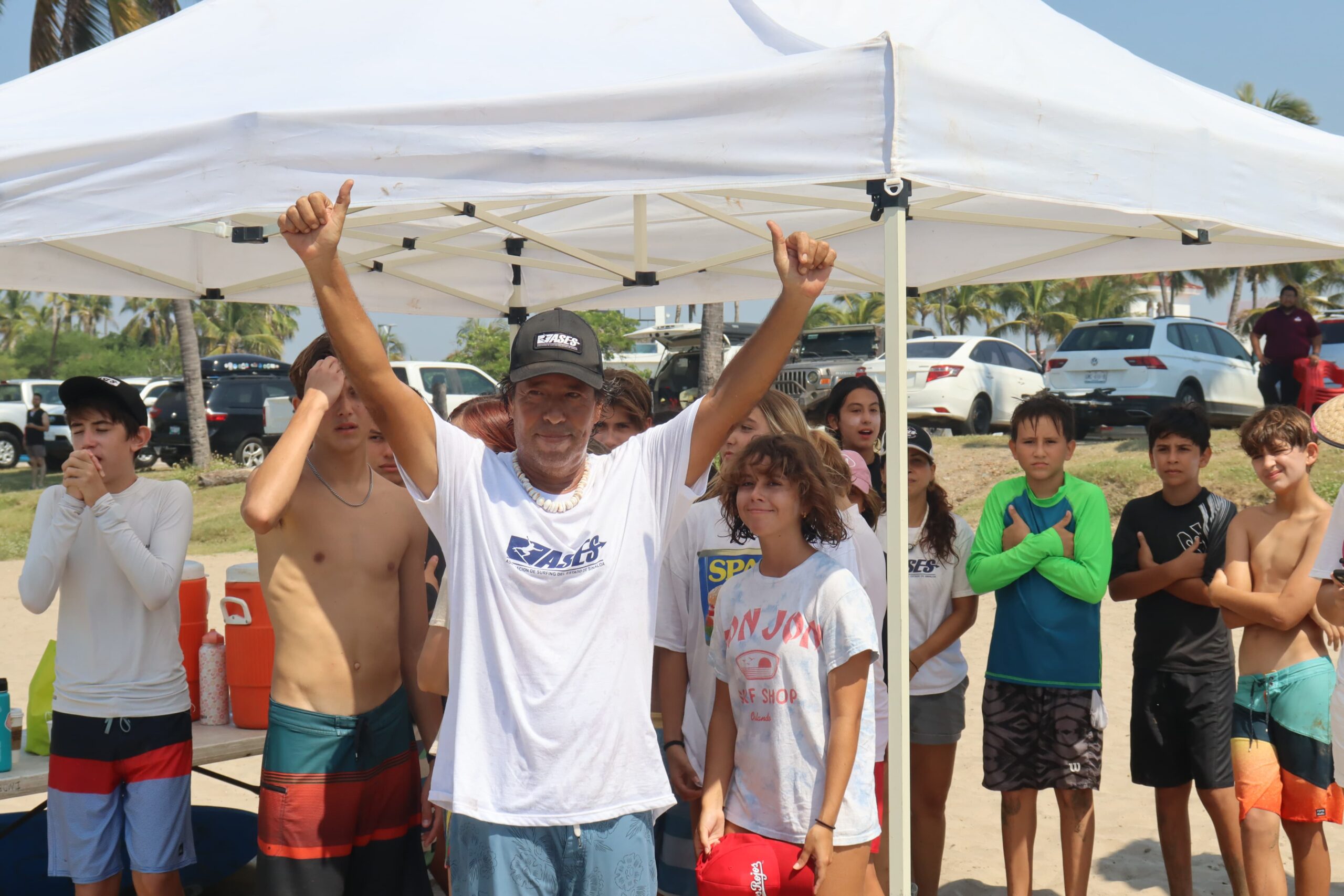 Los mejores exponentes, infantiles y juveniles, de Mazatlán se dieron cita en Playa Luna Bonita para medir sus habilidades en el Selectivo Municipal de Surfing, organizado por el Comité de Surf y el Instituto Municipal del Deporte Mazatlán, con la mira puesta en los Juegos Nacionales Conade 2025.
