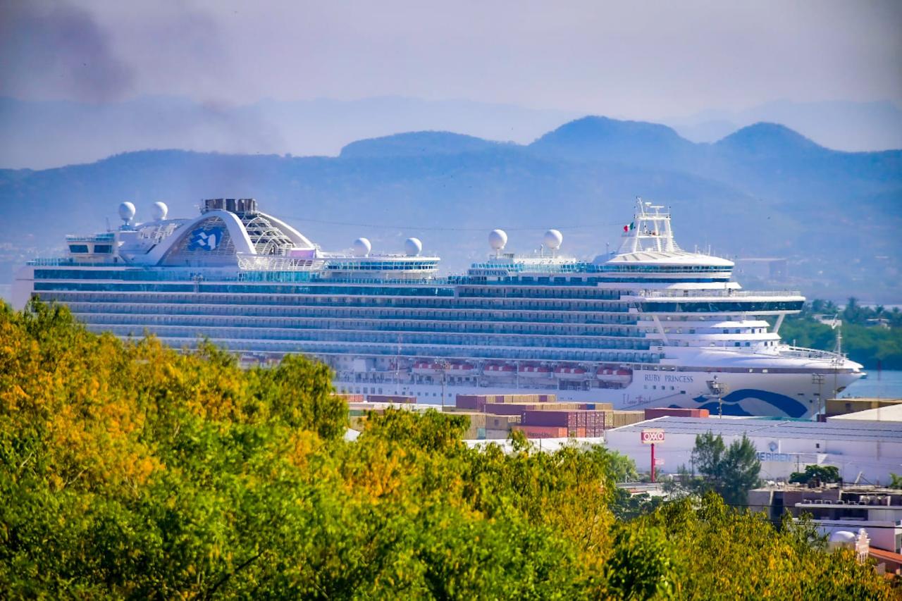 Muy temprano atracó en el puerto el crucero Ruby Princess con cerca de 4 mil personas a bordo.