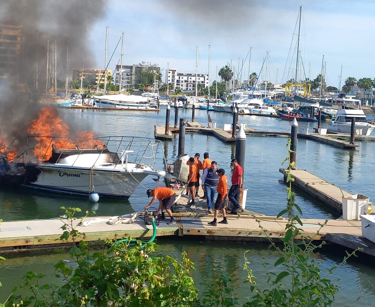 Bomberos Mazatlán, Protección Civil Municipal, Estatal y Seguridad Pública, son los que trabajaron en el sitio, para controlar la situación.