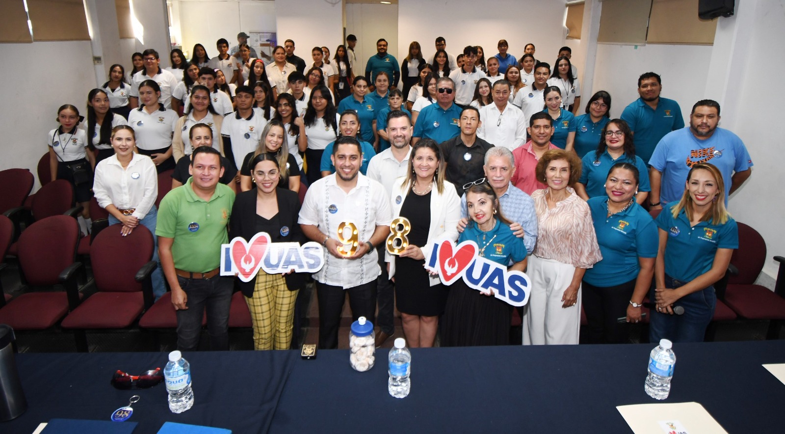 Trascendiendo como una de las preparatorias más longeva y dejando huella en más de 50 generaciones de egresados, la Preparatoria Mazatlán celebra 98 años desde su fundación en la Universidad Autónoma de Sinaloa en la Unidad Regional Sur.