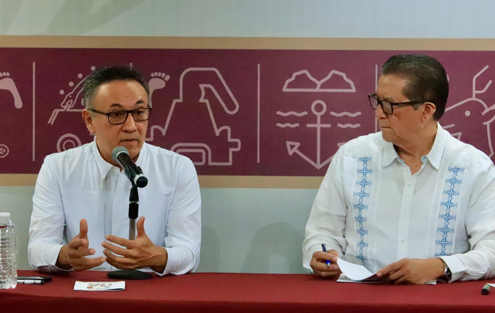 - El director del Instituto Sinaloense de Cultura participa en la conferencia de prensa encabezada por el Secretario General de Gobierno, Feliciano Castro Meléndrez
Culiacán, Sin,.- Por la construcción de comunidades de paz a través de la cultura, se manifestó el Dr. Juan Salvador Avilés Ochoa, director general del ISIC, al participar en la conferencia de prensa encabezada por el Secretario General de Gobierno, Feliciano Castro Meléndrez, en su calidad de vocero de Gobierno del Estado.
El director del Instituto Sinaloense de Cultura destacó que una de las principales líneas de la política cultural del Dr. Rocha Moya es la de crear comunidades de paz, por lo que se ha implementado en esta primera mitad de su gobierno, un eje que tiene que ver con la cultura comunitaria, que además de descentralizarla hacia todos los municipios de Sinaloa, se ha podido llegar a todas las cabeceras municipales, sindicaturas, campos agrícolas y campos pesqueros.
“Otro propósito de ese programa de cultura comunitaria es la participación incluyente de la comunidad que mucho ayuda a restablecer el anhelado tejido social que permita vivir bien y de manera inherente preservar los valores, tradiciones e identidades de las regiones, y también poder contribuir a prevenir la violencia, ese es el eje fundamental del programa de cultura del Gobernador”.
Sobre los esfuerzos hacia la construcción de paz en Sinaloa, destacó la realización del Festival Cultural Sinaloa, que del 17 al 27 de octubre se realiza en una primera etapa en 14 municipios, que más allá del concepto festivo que este tiene, es dar a conocer la vitalidad cultural del estado, mostrar al mundo el conjunto de representaciones artísticas que, a través de muchos años, se ha logrado consolidar acá.
Destacó que, al cierre del jueves, octavo día del Festival, de las 290 actividades programadas, se han concluido con el 70 por ciento, es decir alrededor de 200 actividades en 14 municipios de Sinaloa.
“De la programación inicial, 77 actividades de música, 30 de danza, 43 de teatro, 41 de literatura, 12 de artes visuales, 38 actividades académicas y de formación, lo cual no es casual, tienen que ver con la fortaleza cultural que tiene Sinaloa, y se ha podido llegar de manera presencial a alrededor de 32 mil gentes, de Choix a Escuinapa, pasando por Los Mochis, las plazuelas, casas de la cultura, y en la apertura del teatro Héroes de Sinaloa, en Guasave, así como en los teatros de Mazatlán, Navolato y Culiacán”.
Agregó que, de manera virtual, a través de las redes sociales, se ha tenido un alcance de 288 mil 500 personas, a través de las redes sociales de Facebook e Instagram.
“En todas estas acciones, de las 1700 personas que están participando, del orden de mil son niños, niñas y adolescentes, que forman parte de uno de los compromisos fundamentales del gobernador de despertar, fomentar, preservar y difundir la fortaleza musical que tenemos en Sinaloa, creando un Sistema Estatal de fomento musical, en el que están participando alrededor de 800 niños, jóvenes y adolescentes que están participando, en orquestas y coros que se han presentado con éxito en la zona norte y sur como parte del Festival.
El Secretario General de Gobierno, Feliciano Castro, señaló que no solo de pan viven las personas, por lo tanto, no solo se trata de alimentar el estómago, sino también alimentar el alma y la mejor manera de hacerlo es justamente promoviendo la cultura y reconoció que la calle es el espacio comunitario en el que habrá de expresarse la restitución de la normalidad a la que se ha venido avanzando de manera significativa.
Destacó el hecho de que la gente se activa en torno a las actividades culturales y artísticas, porque es justamente la dimensión espiritual la que habrá de generarnos las condiciones para que, desde la comunidad, desde el gobierno, cada quien, según su naturaleza, estemos trascendiendo el estado actual de cosas que vive Sinaloa y que en esencia podemos decir que la tendencia es a restituir la normalidad de manera plena.
En su participación, Avilés Ochoa reiteró la invitación a la clausura del Festival Cultural Sinaloa, el próximo domingo, a las 17:00 horas, en la Plazuela Obregón, con la participación de Los Apson y Los Moustros del Espacio Exterior, en un evento gratuito, abierto al público en general.