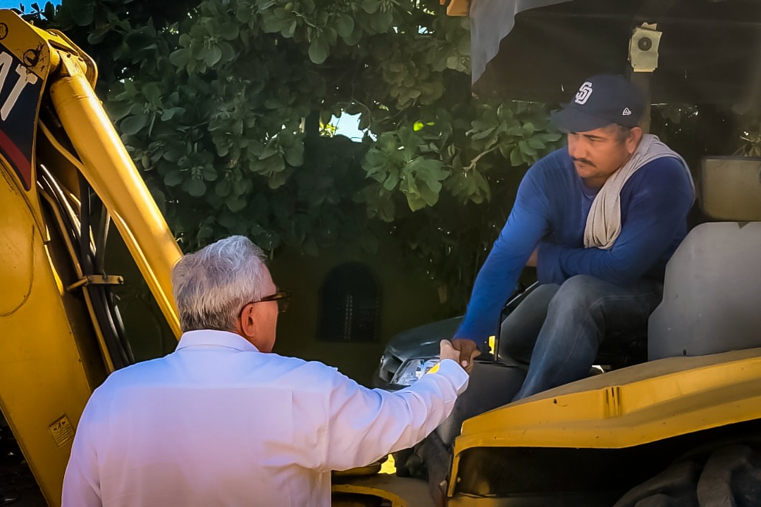 - El Gobernador recorrió además la calle Velina León de Medina, que unirá a las dos principales vialidades de la capital del estado.