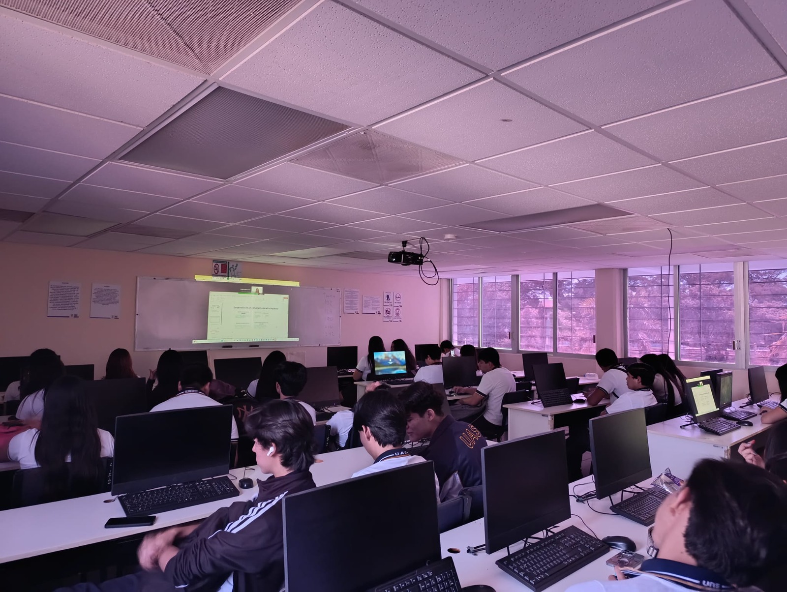 “Incluso, en el nivel medio superior tienen una práctica de emprendimiento, entonces se les invita a que su práctica de emprendimiento sea pensada en un emprendimiento social para que este sea no solo un proyecto escolar, sino también pueda ser un proyecto de vida”, comentó.