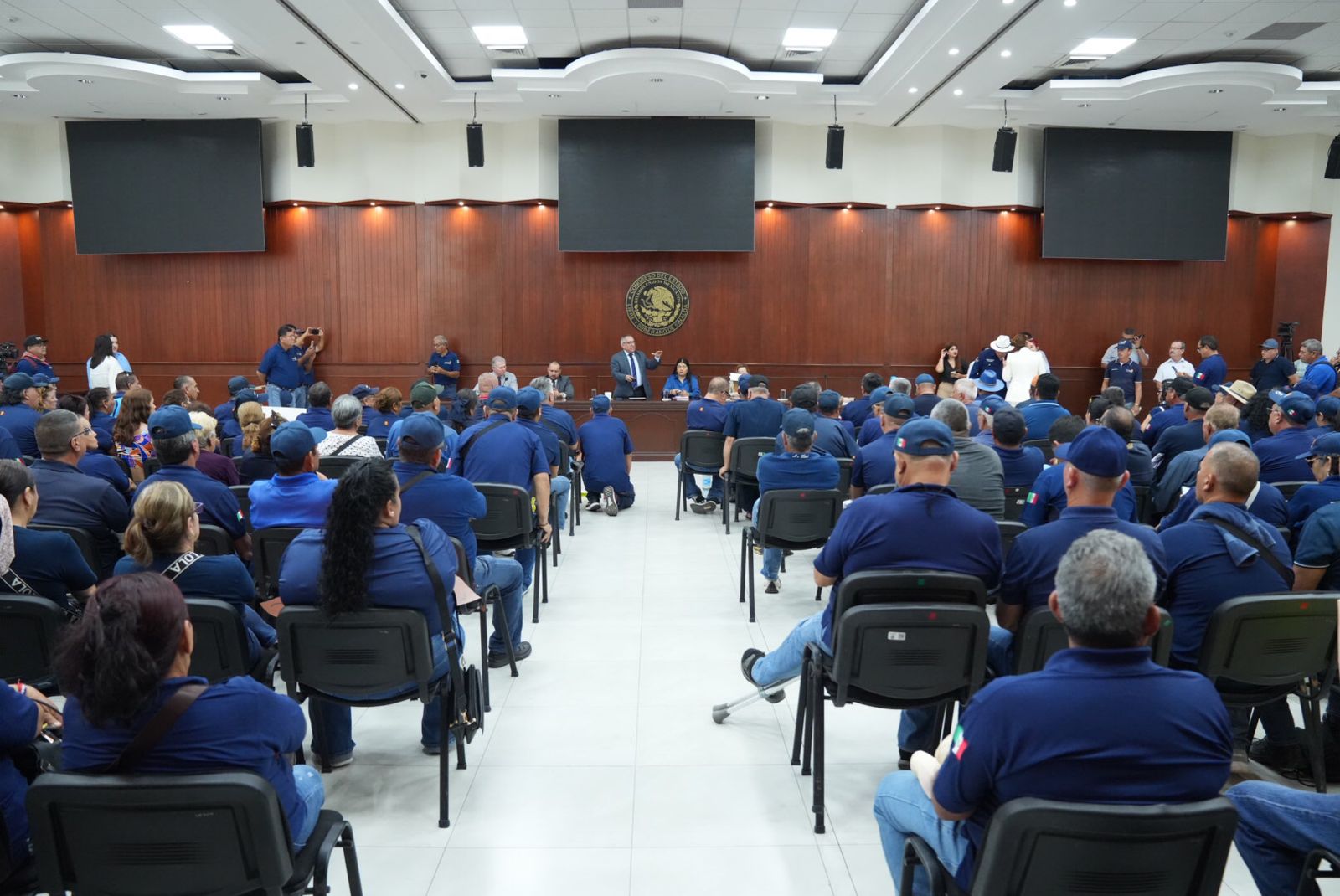 La Junta de Coordinación Política del Congreso del Estado de Sinaloa se solidarizó con las demandas de policías jubilados y viudas de policías de todo el estado que demandan homologación salarial, pago de pensiones, seguridad social, entre otras, e hicieron el compromiso de analizar cada una de estas para gestionar soluciones.