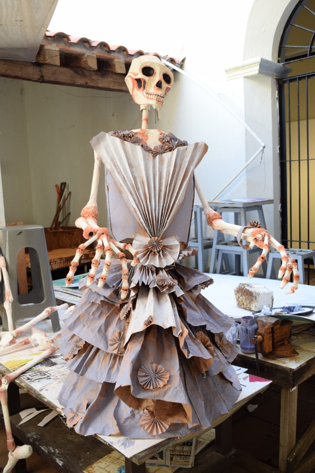 La Plazuela Machado y calles del Centro Histórico también lucirán decoración especial durante la tradicional Callejoneada del Día de Muertos, grandes eventos del Festival Cultural Mazatlán 2024, a realizarse este sábado 02 de noviembre a las 19:00 y 20:00 horas respectivamente.