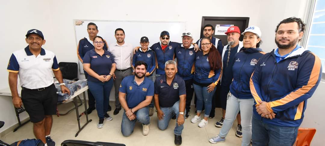 Con el fin de fortalecer la identidad y la imagen de la Casa Águila, la Coordinación de Deportes de la Universidad Autónoma de Sinaloa en la Unidad Regional Sur, hizo entrega de uniformes a los entrenadores que preparan a los deportistas universitarios.
