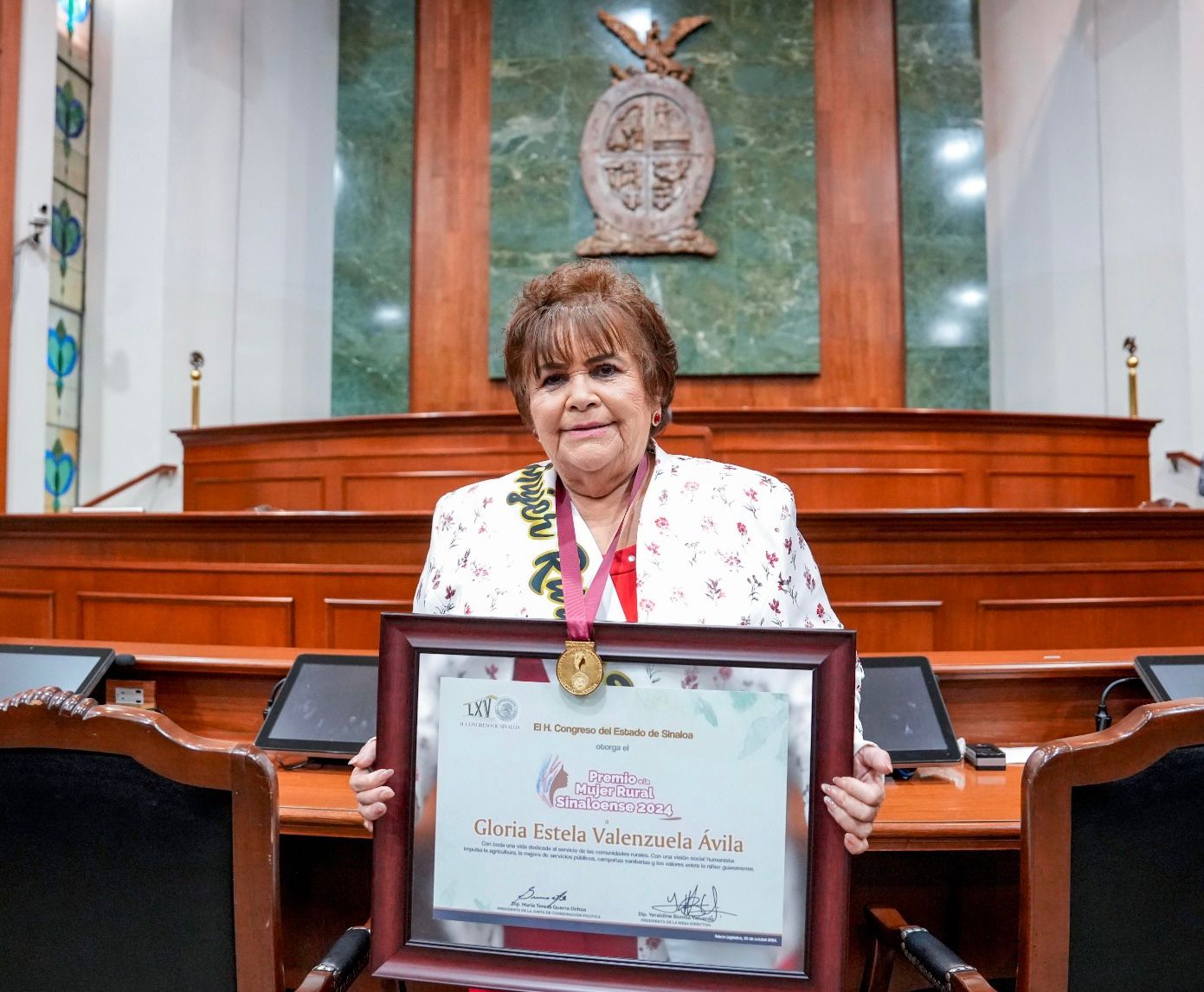 En un ambiente de alegría y entusiasmo, donde prevaleció el mensaje de que es tiempo de mujeres, el Congreso del Estado de Sinaloa entregó este miércoles el Premio a la Mujer Rural Sinaloense 2024 a Gloria Estela Valenzuela Ávila, habitante del ejido El Gallo de Limones, del municipio de Guasave.