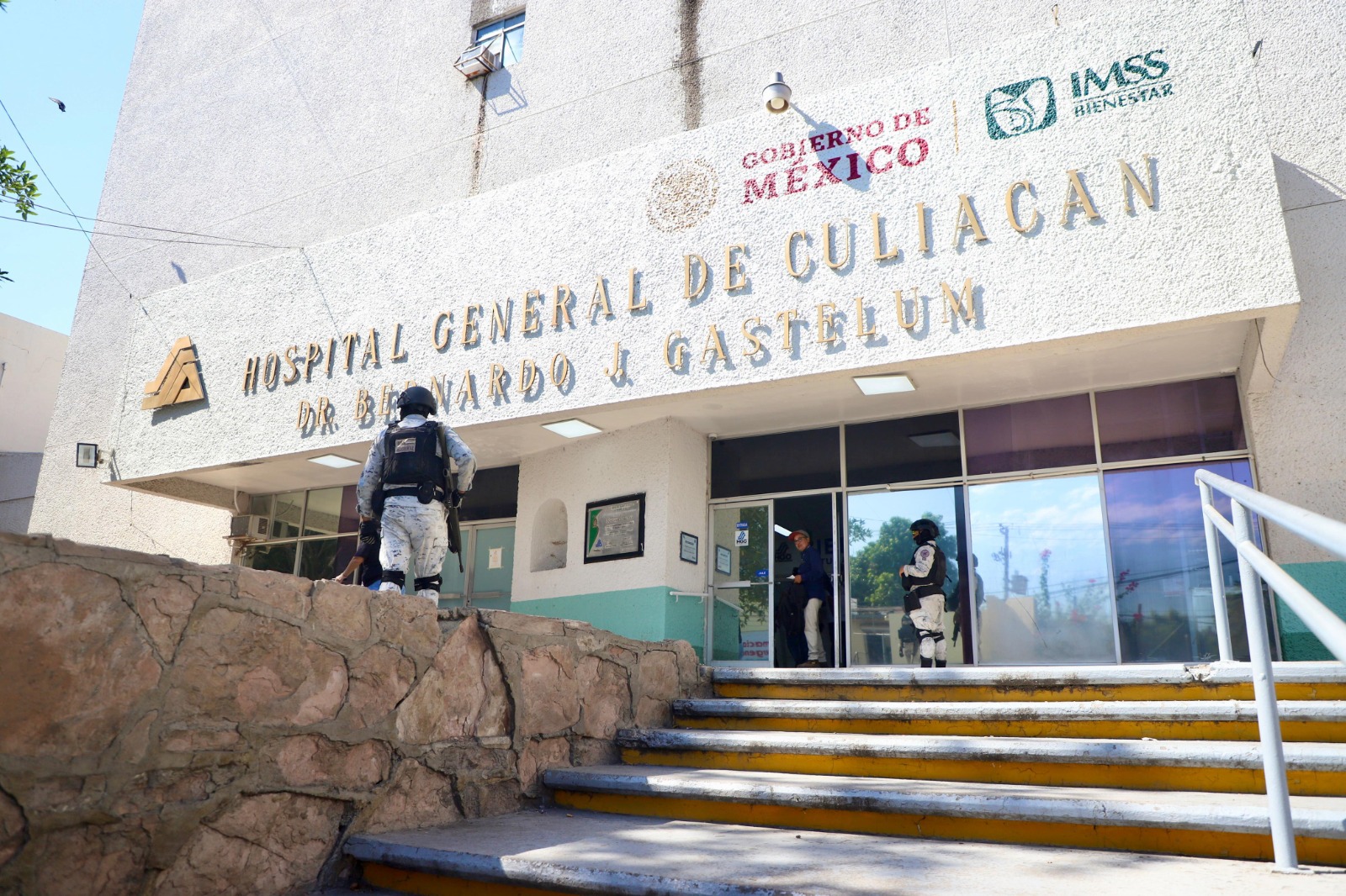 Con el fin de salvaguardar la integridad de los trabajadores de los hospitales de Sinaloa, el Gobernador del Estado, Rubén Rocha Moya, durante su conferencia semanera, informó que, se implementó una serie de acciones para reforzar la seguridad en los centros de atención.