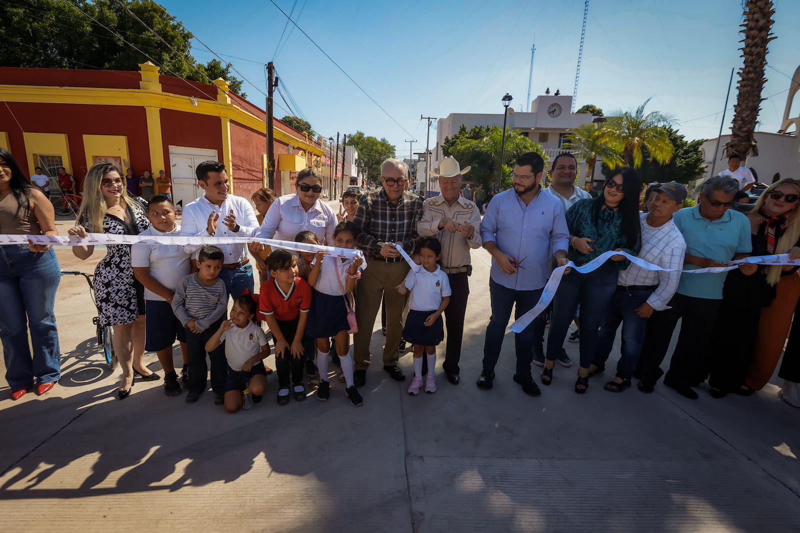 ”Venir a Angostura, para mí, es venir a la casa”, dijo el mandatario estatal, quien entregó obras de pavimentación con una inversión superior a los 21.8 millones de pesos.