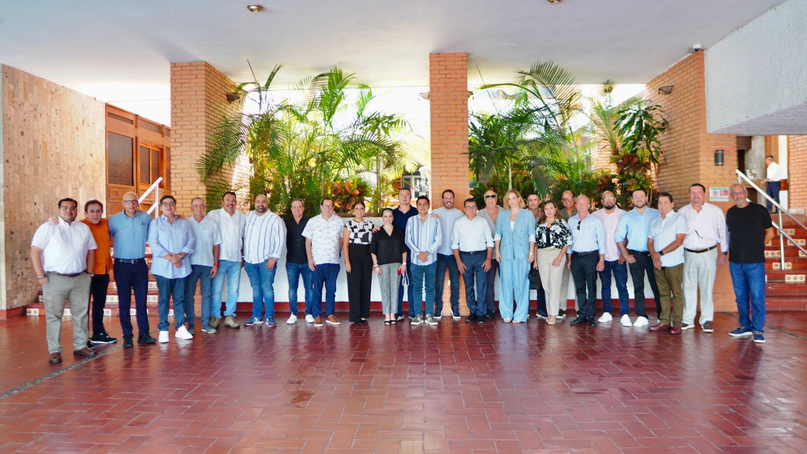 Con la premisa de ratificar la unidad, el representante de la Secretaría de Turismo, Ricardo Velarde Cárdenas, se reunió con el alcalde de Mazatlán, Édgar Gonzáles Zatarain; representantes del sector turístico y cámaras empresariales, ante quienes destacó que este elemento es la base para lograr los mejores resultados favorables para el destino.
