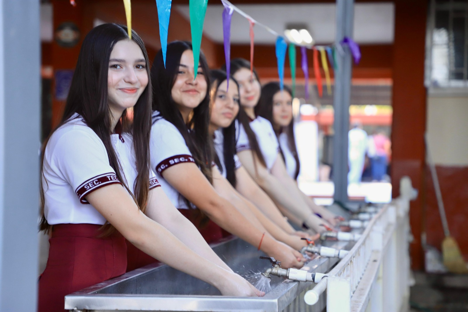 La beca beneficiará a más de 135 mil estudiantes de educación secundaria en Sinaloa, detalla el gobernador Rubén Rocha Moya.