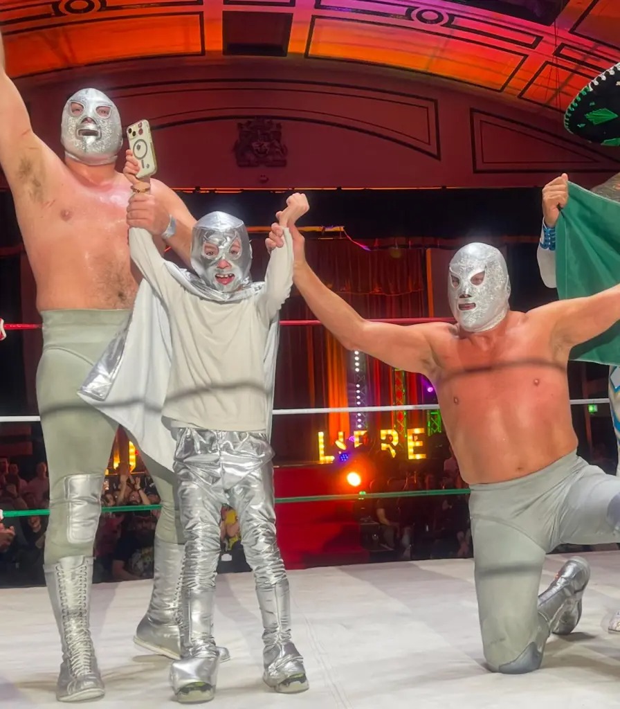 -	El Hijo del Santo abarrota en dos ocasiones el York Hall de Londres, Inglaterra; y le piden que regrese.