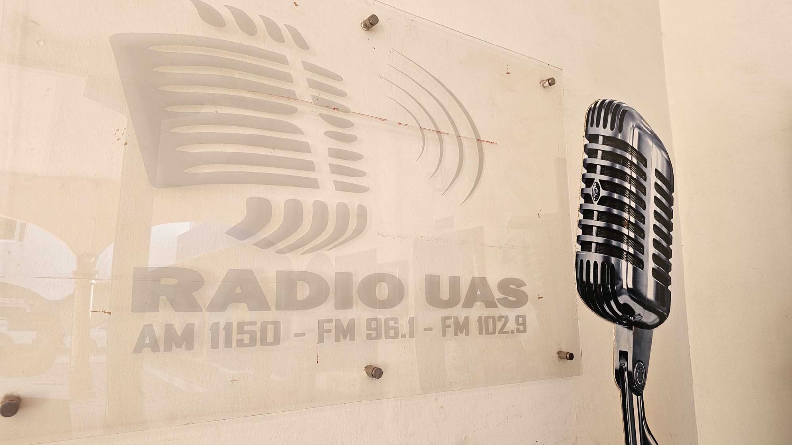 -	La Fonoteca de Radio UAS la consolida como la estación cultural más grande del Noroeste del país, con más de 15 mil tracks para transmitir

Con un acervo de más de 5 mil discos compactos y unos 3 mil discos de acetato, la mayoría ya digitalizados, y más de 15 mil tracks para transmitir diariamente, la Fonoteca de Radio Universidad Autónoma de Sinaloa (UAS) se consolida como el espacio que conserva una rica historia de música cultural. 
El Encargado de la Fonoteca de Radio UAS, ingeniero Fresnel Sandoval Valle, detalló que la mayoría de la música que se conserva en este espacio es cultural, desde música clásica, jazz, grandes bandas orquestas, banda sinaloense, hasta música de todo el mundo como cubana, turca, argentina, colombiana, francesa, brasileña, entre otros países.
Adicionalmente se conservan los programas de temática diversa que se producen y transmiten por las tres frecuencias de esta radiodifusora; precisó que este espacio fomenta el conocimiento en las nuevas generaciones, esas que no conocen lo que es un cassette, un disco de acetato o una tornamesa.
“Esa es la importancia de tener la Fonoteca: que generaciones nuevas vengan y la conozcan, eso para mí es el punto más importante (…) eso es lo que mantenemos aquí el equipo los discos, los aparatos (…) es como conocer parte de la historia de RadioUAS a sus 53 años”, manifestó Sandoval Valle.   
Agregó que este gran archivo es el que alimenta programas que se transmiten en RadioUAS, se encuentra música para gustos diversos, con la excepción de que no se tiene ni se toca en esta Radio la música comercial, ya que sigue siendo la música de trova, clásica y jazz la favorita de los radioescuchas.
“Por eso es la Radio cultural más grande del Noroeste de la República (…) yo ya tengo aquí 22 años, cuando yo llego está el proceso de digitalizar lo que viene siendo el disco de acetato para hacerlo digital, es decir, convertir en tiempo real, pasarlo al software y digitalizarlo”, expresó.
Compartió como anécdota que en ese tiempo el reconocido promotor cultural don Miguel Tamayo le envió 15 discos de acetato para digitalizarlos, eso le llevó 3 meses, con esos discos conoció más de la música cultural pero además muchos de esos discos eran de poetas como Federico García Lorca y Neruda y a pesar de conocer sus poemas en audio nunca los había escuchado en audio.
 En ese entonces los discos se ponían manualmente y los encargados de tener el material a la mano eran los fonotecarios de esa época Daniel Picos Soto y Neyvari Picos. De igual forma señaló que en la Fonoteca se encuentra material de cuenta cuentos reconocidos como Mario Iván Martínez, de poetas famosos, música sinaloense de banda original y de todos los estados.
“Se llega el Día de la Revolución tenemos música para el tema, Día de las Madres tenemos música para el Día de las Madres, es muy amplia la variedad de música que se encuentra en esta Fonoteca”, dijo Sandoval Valle.
También se resguardan programas de contenido de colaboradores como “A primera hora” de Víctor Hugo y “En corto” de Tomás Saucedo, que son de los primeros que se transmitieron, así como de productores internos como “Hablemos de Música” de Aldo Rodríguez, “Algarabía Infantil” de Zalea Granados, entre muchos otros.  
“Como ya prácticamente toda la música la tenemos digitalizada yo lo veo más como un museo (…) el equipo te trae recuerdos de que en su momento fueron el boom y cómo va la tecnología desplazando al ser humano porque con un click haces todo lo que te llevaba horas en hacer”, reflexionó.
