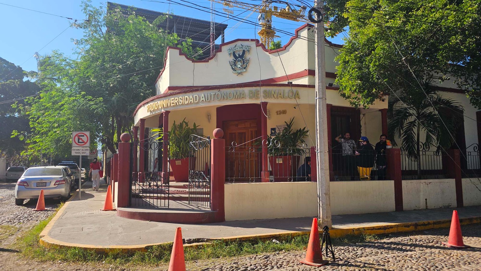 -	La Fonoteca de Radio UAS la consolida como la estación cultural más grande del Noroeste del país, con más de 15 mil tracks para transmitir

Con un acervo de más de 5 mil discos compactos y unos 3 mil discos de acetato, la mayoría ya digitalizados, y más de 15 mil tracks para transmitir diariamente, la Fonoteca de Radio Universidad Autónoma de Sinaloa (UAS) se consolida como el espacio que conserva una rica historia de música cultural. 
El Encargado de la Fonoteca de Radio UAS, ingeniero Fresnel Sandoval Valle, detalló que la mayoría de la música que se conserva en este espacio es cultural, desde música clásica, jazz, grandes bandas orquestas, banda sinaloense, hasta música de todo el mundo como cubana, turca, argentina, colombiana, francesa, brasileña, entre otros países.
Adicionalmente se conservan los programas de temática diversa que se producen y transmiten por las tres frecuencias de esta radiodifusora; precisó que este espacio fomenta el conocimiento en las nuevas generaciones, esas que no conocen lo que es un cassette, un disco de acetato o una tornamesa.
“Esa es la importancia de tener la Fonoteca: que generaciones nuevas vengan y la conozcan, eso para mí es el punto más importante (…) eso es lo que mantenemos aquí el equipo los discos, los aparatos (…) es como conocer parte de la historia de RadioUAS a sus 53 años”, manifestó Sandoval Valle.   
Agregó que este gran archivo es el que alimenta programas que se transmiten en RadioUAS, se encuentra música para gustos diversos, con la excepción de que no se tiene ni se toca en esta Radio la música comercial, ya que sigue siendo la música de trova, clásica y jazz la favorita de los radioescuchas.
“Por eso es la Radio cultural más grande del Noroeste de la República (…) yo ya tengo aquí 22 años, cuando yo llego está el proceso de digitalizar lo que viene siendo el disco de acetato para hacerlo digital, es decir, convertir en tiempo real, pasarlo al software y digitalizarlo”, expresó.
Compartió como anécdota que en ese tiempo el reconocido promotor cultural don Miguel Tamayo le envió 15 discos de acetato para digitalizarlos, eso le llevó 3 meses, con esos discos conoció más de la música cultural pero además muchos de esos discos eran de poetas como Federico García Lorca y Neruda y a pesar de conocer sus poemas en audio nunca los había escuchado en audio.
 En ese entonces los discos se ponían manualmente y los encargados de tener el material a la mano eran los fonotecarios de esa época Daniel Picos Soto y Neyvari Picos. De igual forma señaló que en la Fonoteca se encuentra material de cuenta cuentos reconocidos como Mario Iván Martínez, de poetas famosos, música sinaloense de banda original y de todos los estados.
“Se llega el Día de la Revolución tenemos música para el tema, Día de las Madres tenemos música para el Día de las Madres, es muy amplia la variedad de música que se encuentra en esta Fonoteca”, dijo Sandoval Valle.
También se resguardan programas de contenido de colaboradores como “A primera hora” de Víctor Hugo y “En corto” de Tomás Saucedo, que son de los primeros que se transmitieron, así como de productores internos como “Hablemos de Música” de Aldo Rodríguez, “Algarabía Infantil” de Zalea Granados, entre muchos otros.  
“Como ya prácticamente toda la música la tenemos digitalizada yo lo veo más como un museo (…) el equipo te trae recuerdos de que en su momento fueron el boom y cómo va la tecnología desplazando al ser humano porque con un click haces todo lo que te llevaba horas en hacer”, reflexionó.
