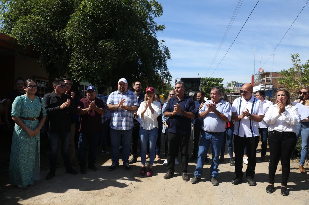 – La Presidenta Municipal de Mazatlán inicia su primera gira de trabajo en la comunidad rural; en la sindicatura de El Recodo, pone en marcha el programa de raspado de caminos alimentadores y sacacosechas