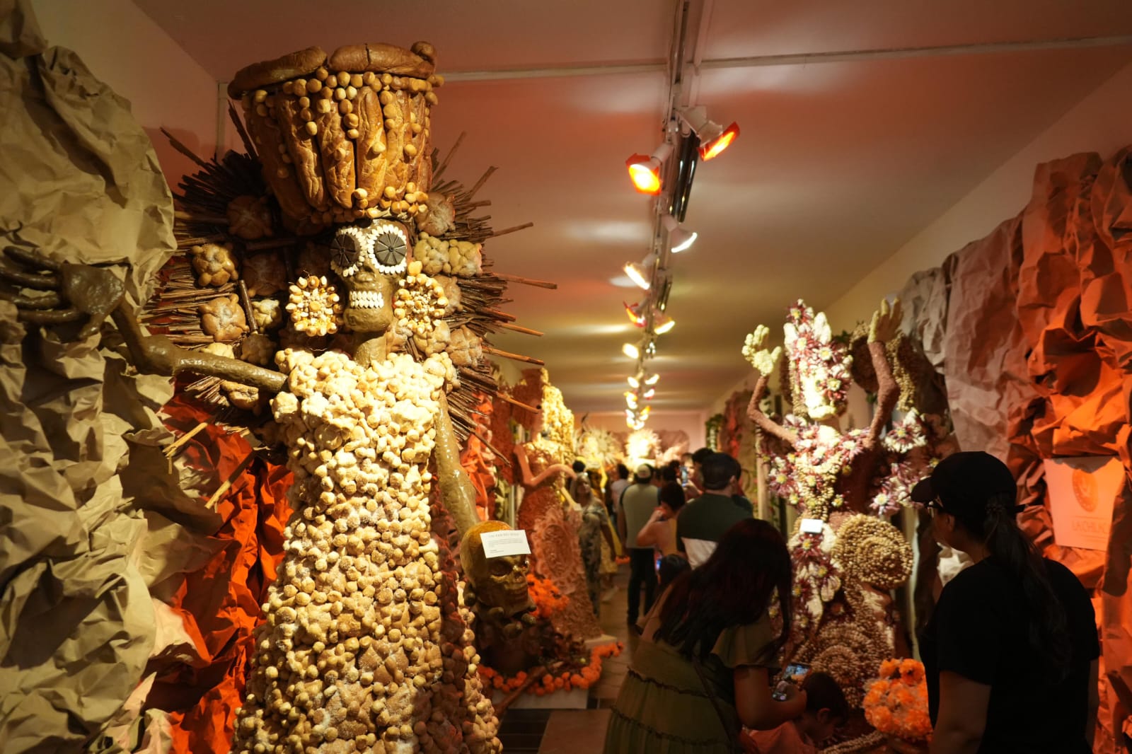 La exposición "Raíces del Inframundo" es una experiencia única que combina arte, tradición y gastronomía. No te pierdas la oportunidad de visitarla.   La Galería Rubio se encuentra abierta al público de 9:00 am a 14:00 horas y de 16:00 a 19:00 horas de lunes a viernes; sábados de 9:00 a 13:00 horas.