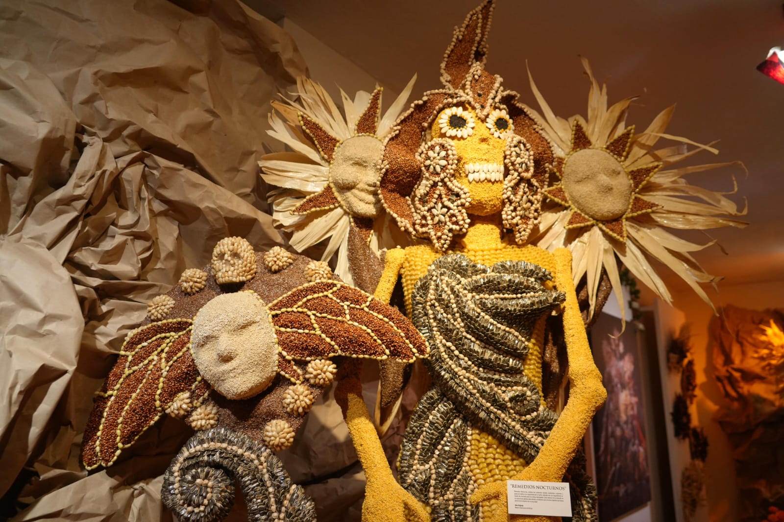 La exposición "Raíces del Inframundo" es una experiencia única que combina arte, tradición y gastronomía. No te pierdas la oportunidad de visitarla.   La Galería Rubio se encuentra abierta al público de 9:00 am a 14:00 horas y de 16:00 a 19:00 horas de lunes a viernes; sábados de 9:00 a 13:00 horas.