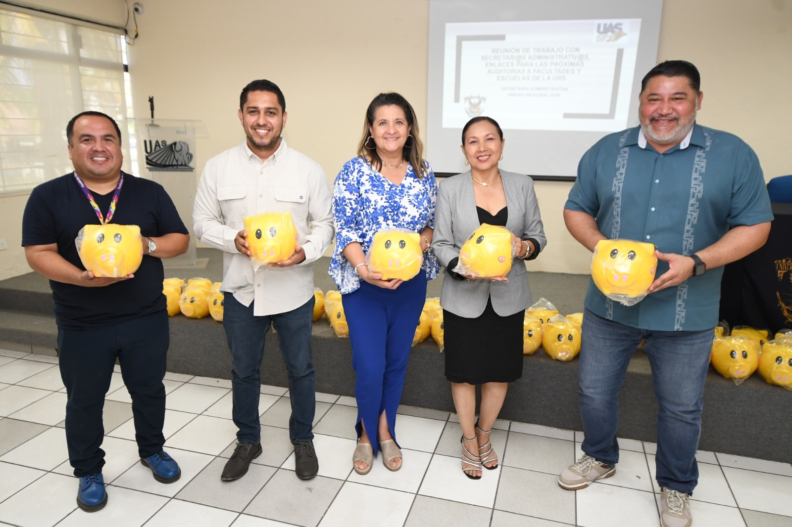 Manteniendo la solidaridad con el pueblo de Sinaloa, la Universidad Autónoma de Sinaloa en la Unidad Regional Sur, llevó a cabo la entrega de alcancías en colaboración y beneficio al Centro de Rehabilitación e Inclusión Infantil Teletón (CRIT) en las instalaciones de la Facultad de Ingeniería y Tecnología Mazatlán (FITEM).