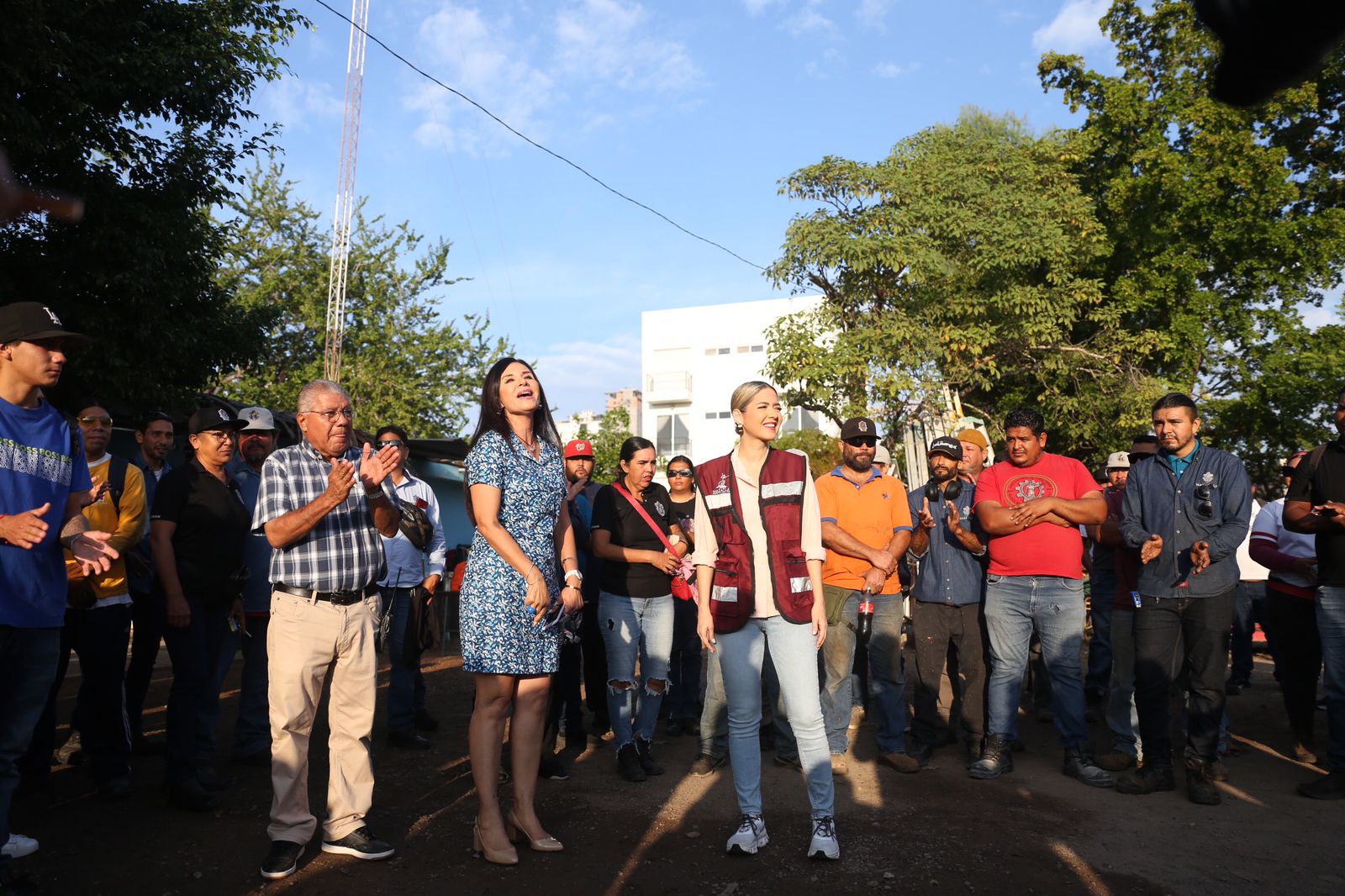 La Presidenta de Mazatlán se presenta con el equipo de Parques y Jardines; se renovarán también por completo 10 parques del puerto 