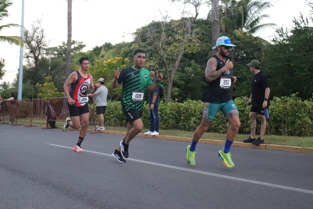 -	La atleta zacatecana y el mediofondista fresnillense cruzan en primer lugar la categoría Elite de la pedestre a la que asistieron 350 competidores 