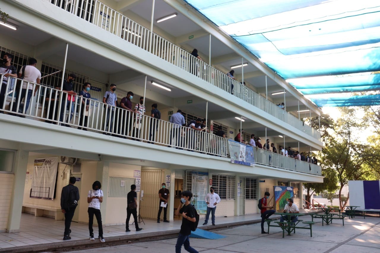 “Las nuevas reformas que se hicieron a los planes y programas de estudio en la Universidad Autónoma de Sinaloa donde para Educación Superior se estipuló que fueran 8 semestres, todas las licenciaturas tienen que cumplir en forma obligatoria como un requisito de titulación tres certificaciones”, expresó.